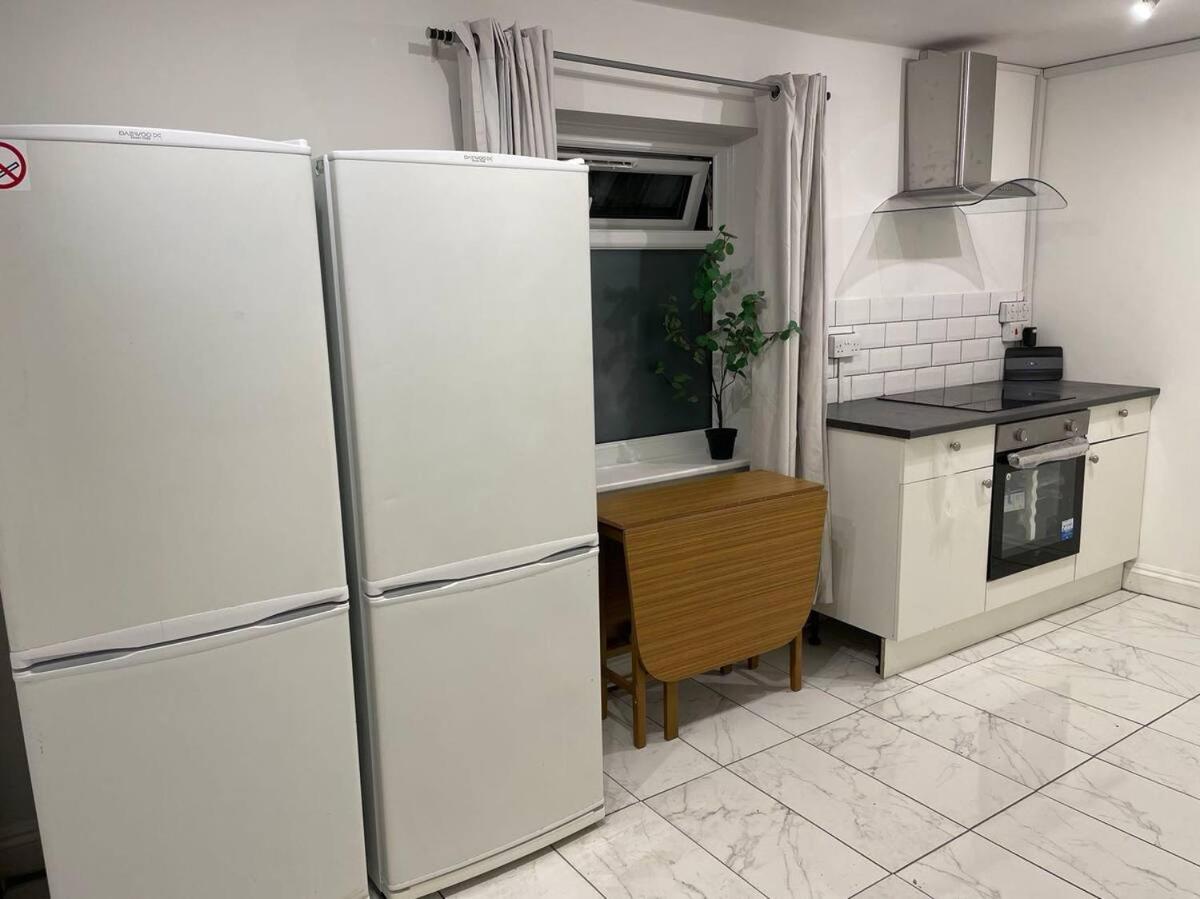 Gjestgiverier Cosy Bedroom With Private Bathroom Ensuite In Canary Wharf E14 Only 1 Stop To Excel And O2 For Short Or Long Let In Canary Wharf, Less Than An Hour From Heathrow, Stansted And Gatwick Airport *