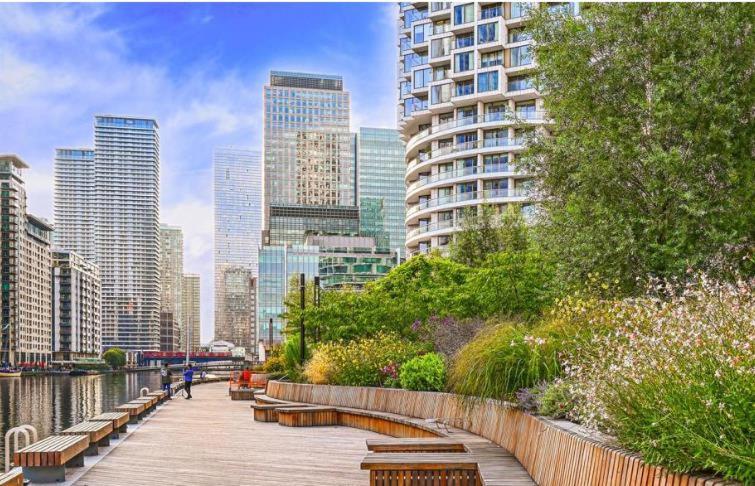 Gjestgiverier Cosy Bedroom With Private Bathroom Ensuite In Canary Wharf E14 Only 1 Stop To Excel And O2 For Short Or Long Let In Canary Wharf, Less Than An Hour From Heathrow, Stansted And Gatwick Airport