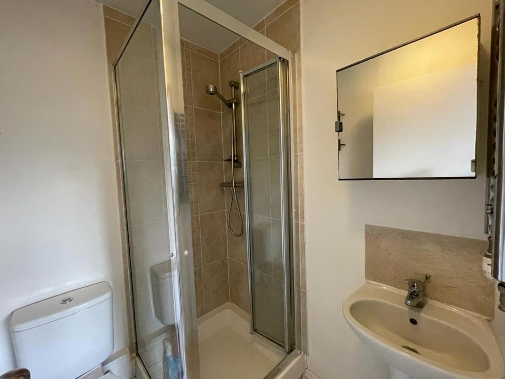 Cosy Bedroom With Private Bathroom Ensuite In Canary Wharf E14 Only 1 Stop To Excel And O2 For Short Or Long Let In Canary Wharf, Less Than An Hour From Heathrow, Stansted And Gatwick Airport Gjestgiverier
