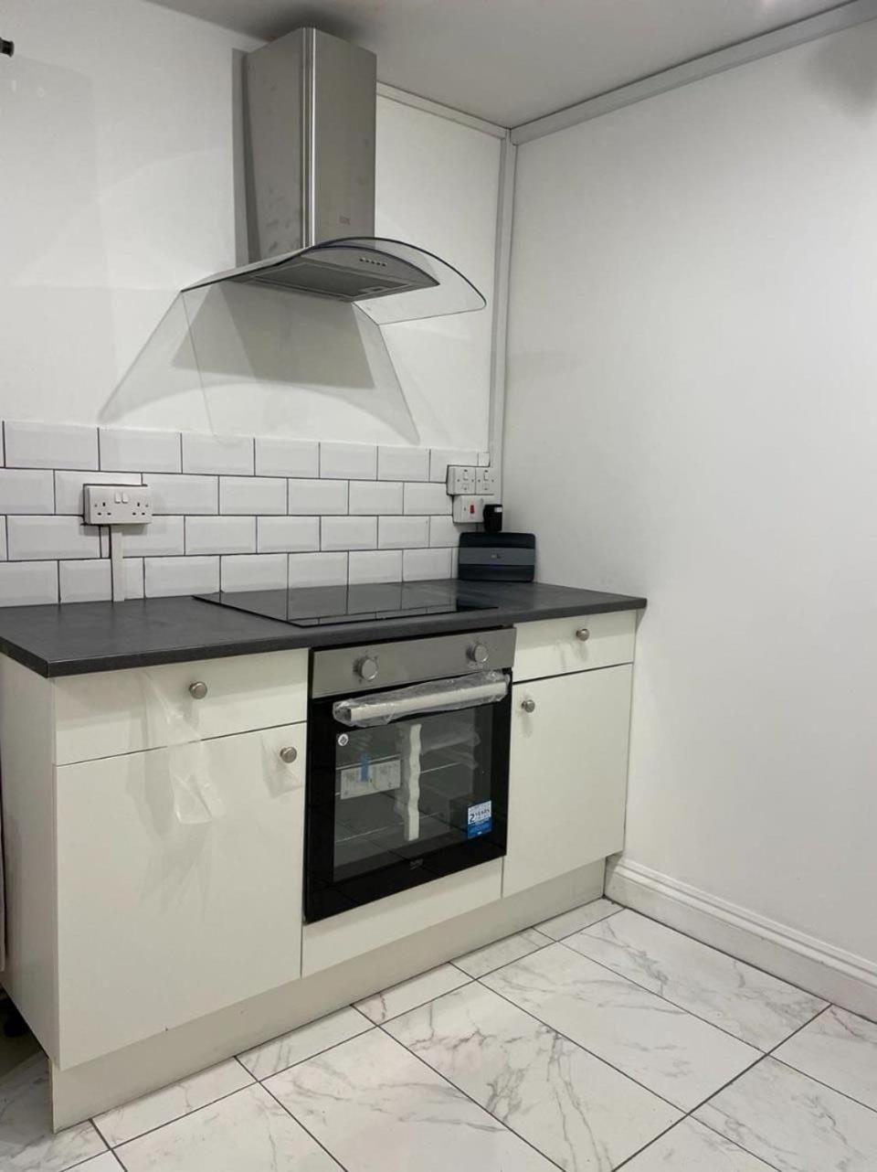 Cosy Bedroom With Private Bathroom Ensuite In Canary Wharf E14 Only 1 Stop To Excel And O2 For Short Or Long Let In Canary Wharf, Less Than An Hour From Heathrow, Stansted And Gatwick Airport Gjestgiverier London