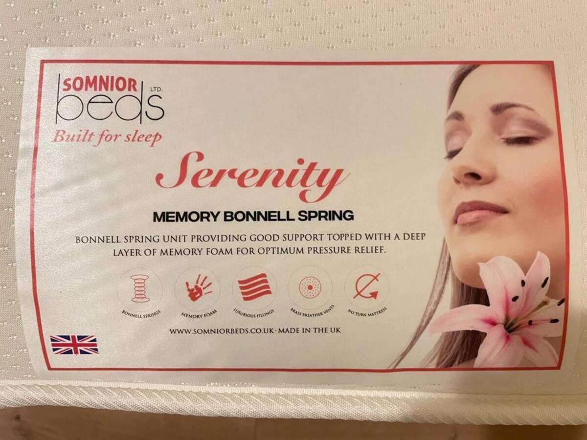 Cosy Bedroom With Private Bathroom Ensuite In Canary Wharf E14 Only 1 Stop To Excel And O2 For Short Or Long Let In Canary Wharf, Less Than An Hour From Heathrow, Stansted And Gatwick Airport Gjestgiverier