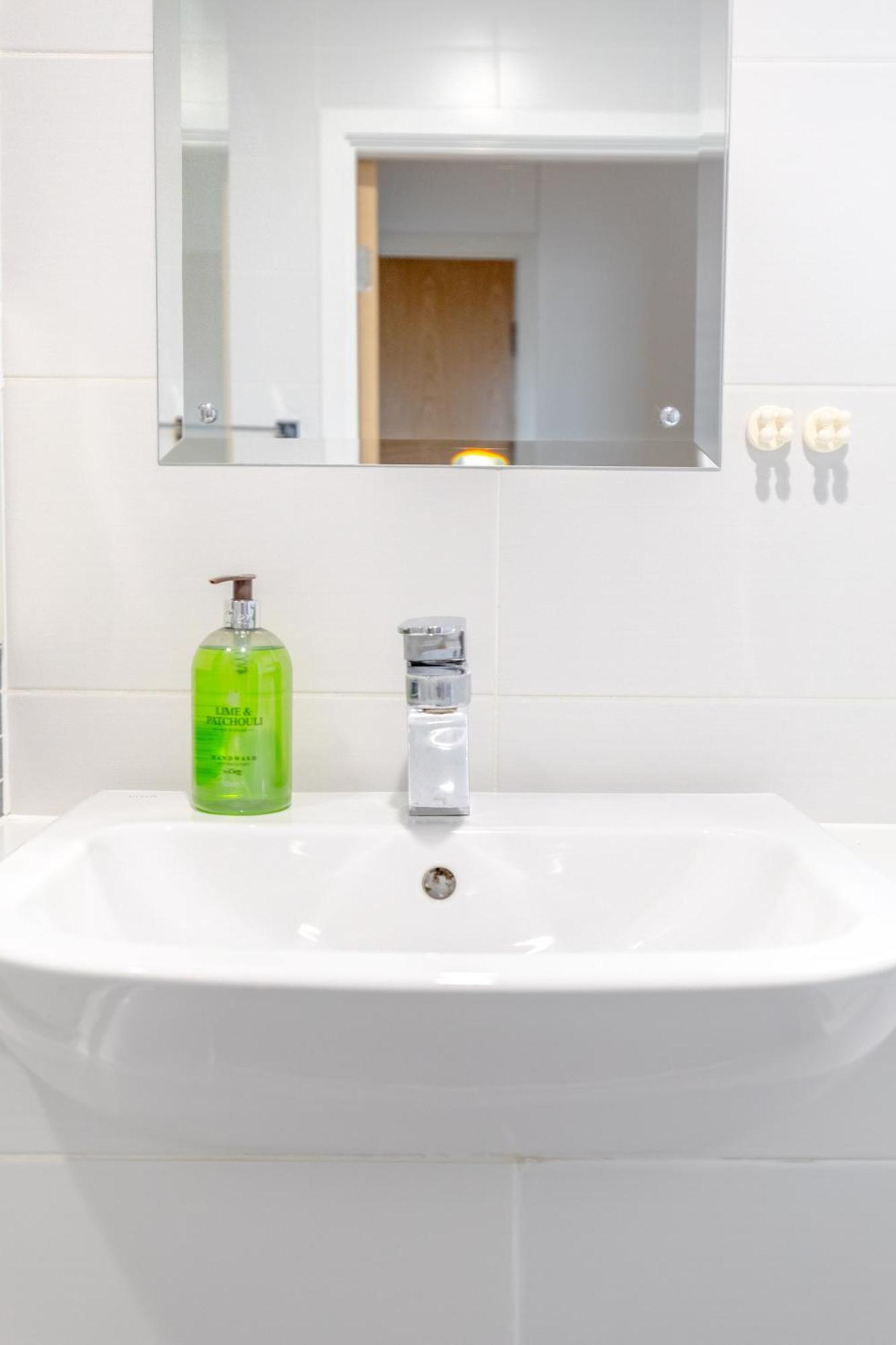 Leilighet & Modern 1bd Flat With Balcony Hackney! London