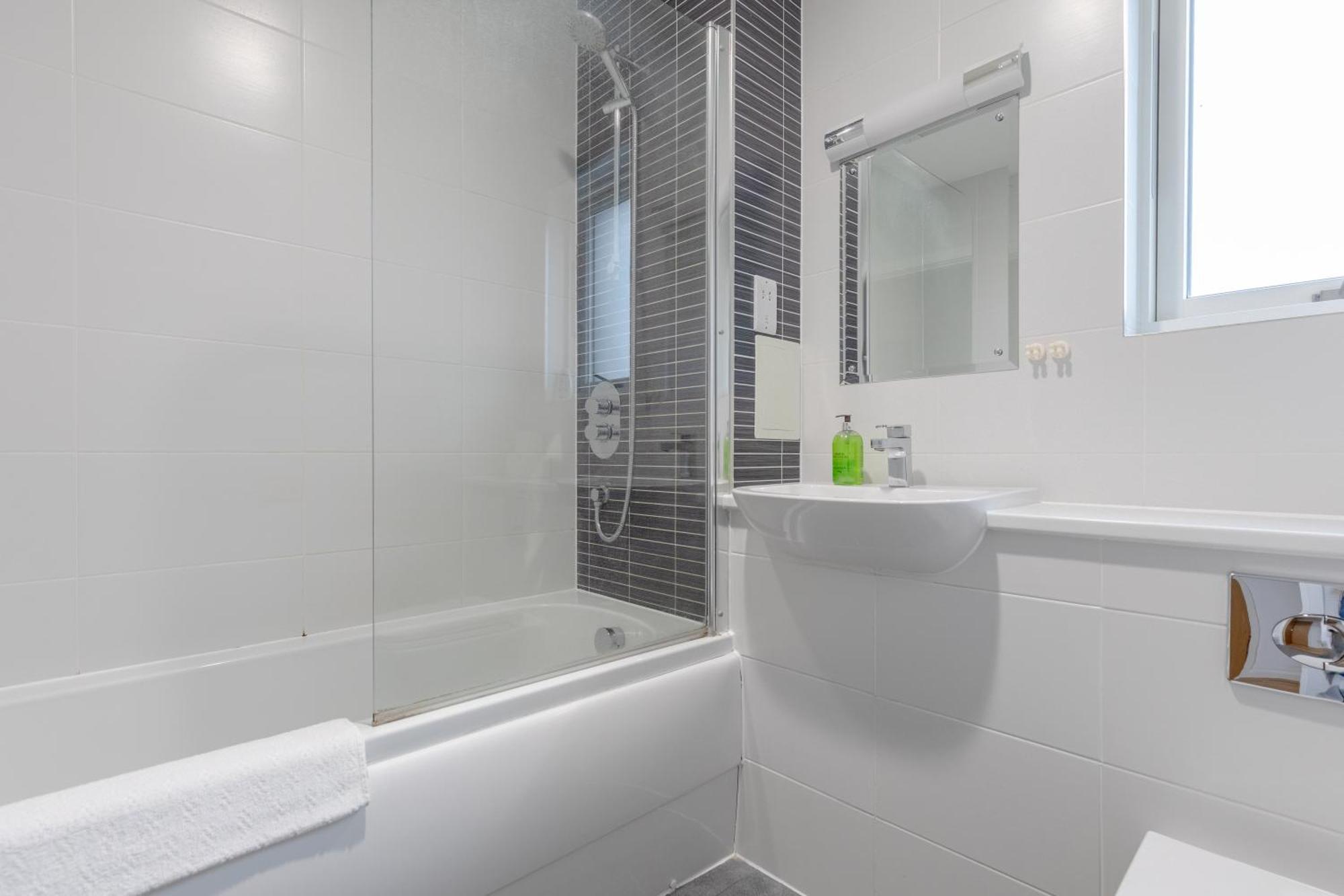 & Modern 1bd Flat With Balcony Hackney! Apartment