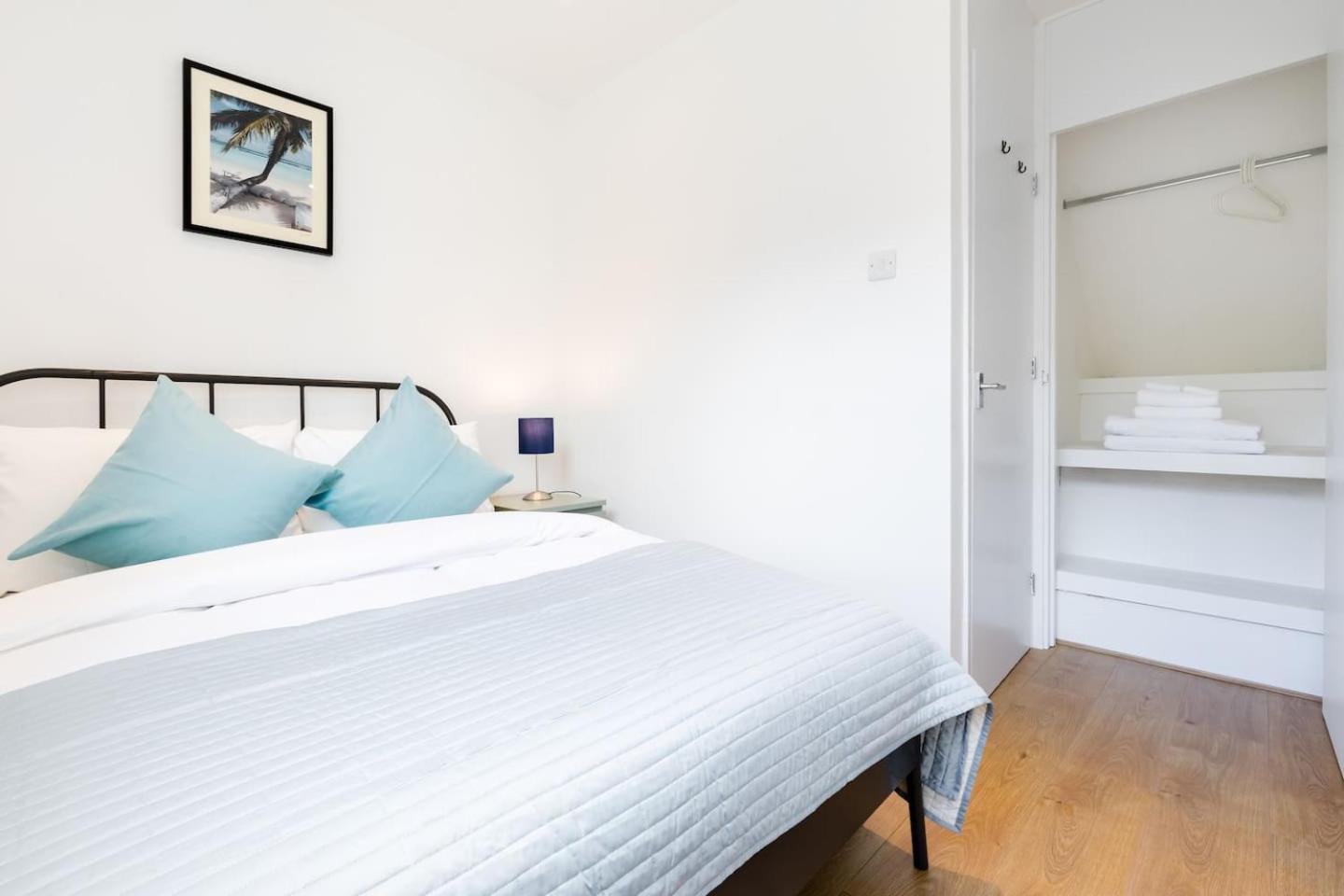 Cosy 4 Bed In London- Sleeps 8 London