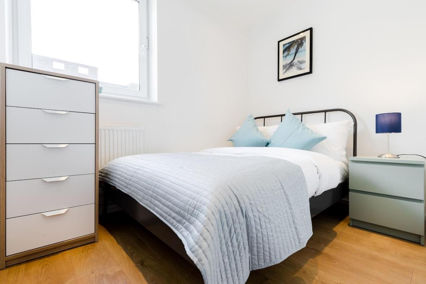 Cosy 4 Bed In London- Sleeps 8 London