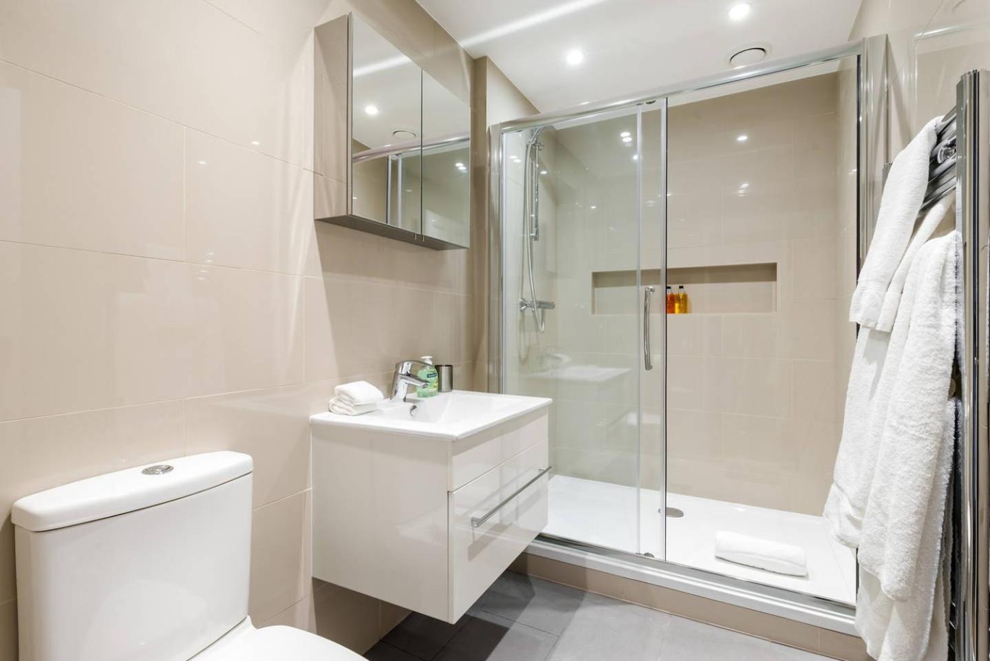 Cosy 4 Bed In London- Sleeps 8 * London