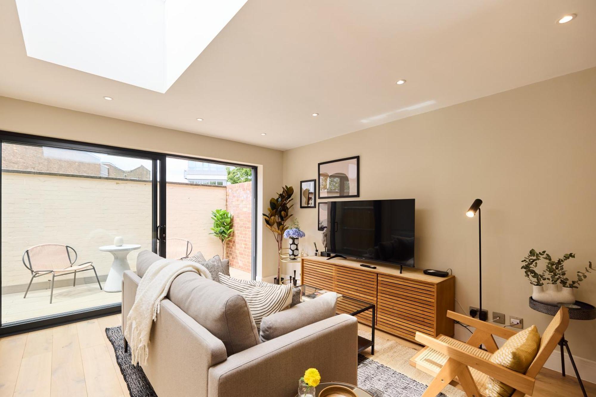 The Brixton Hill Place - Exquisite 2bdr Flat With Terrace Lägenhet
