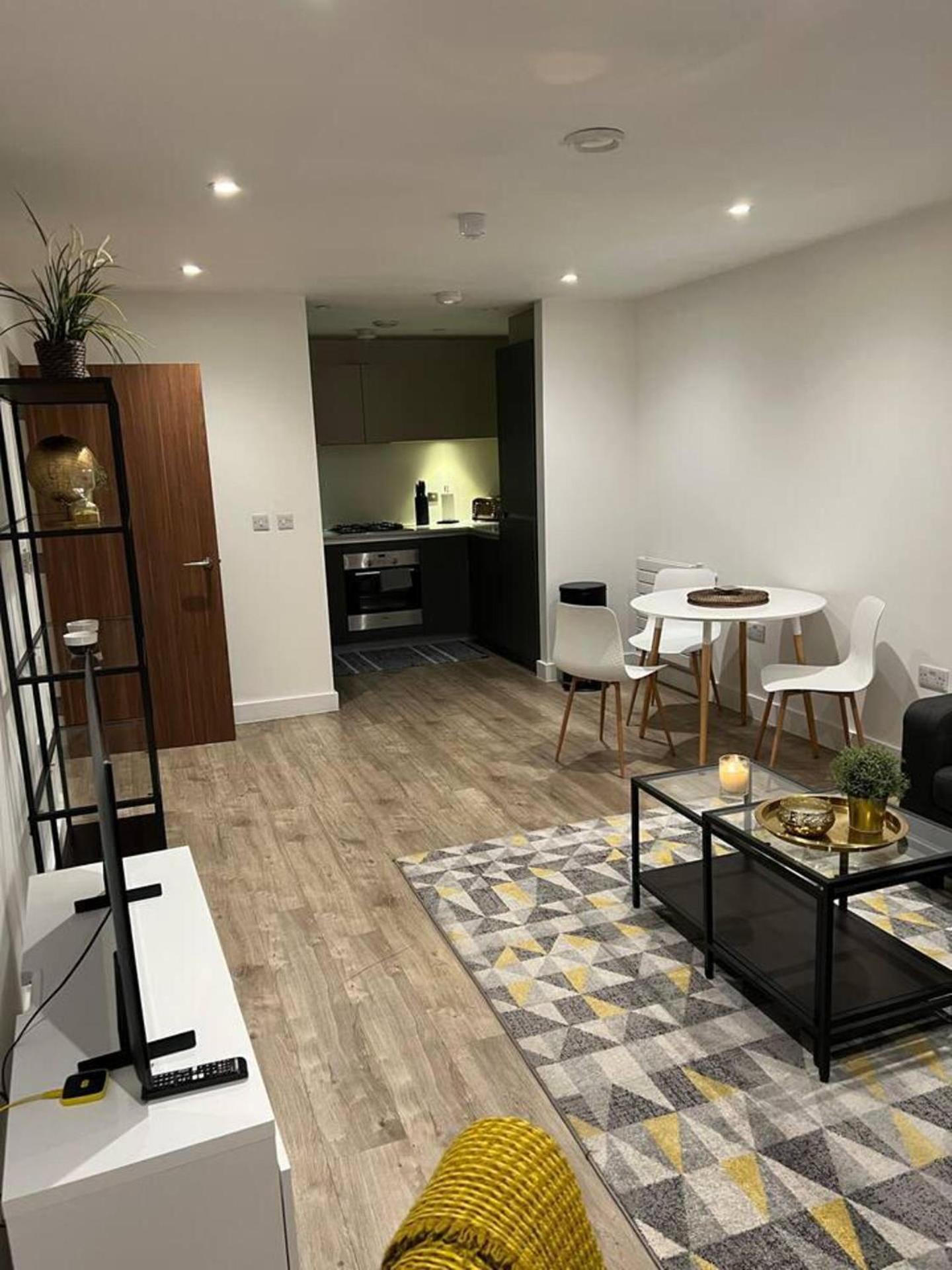 Modern 1 Bed Flat Near Station And Appartement Londen