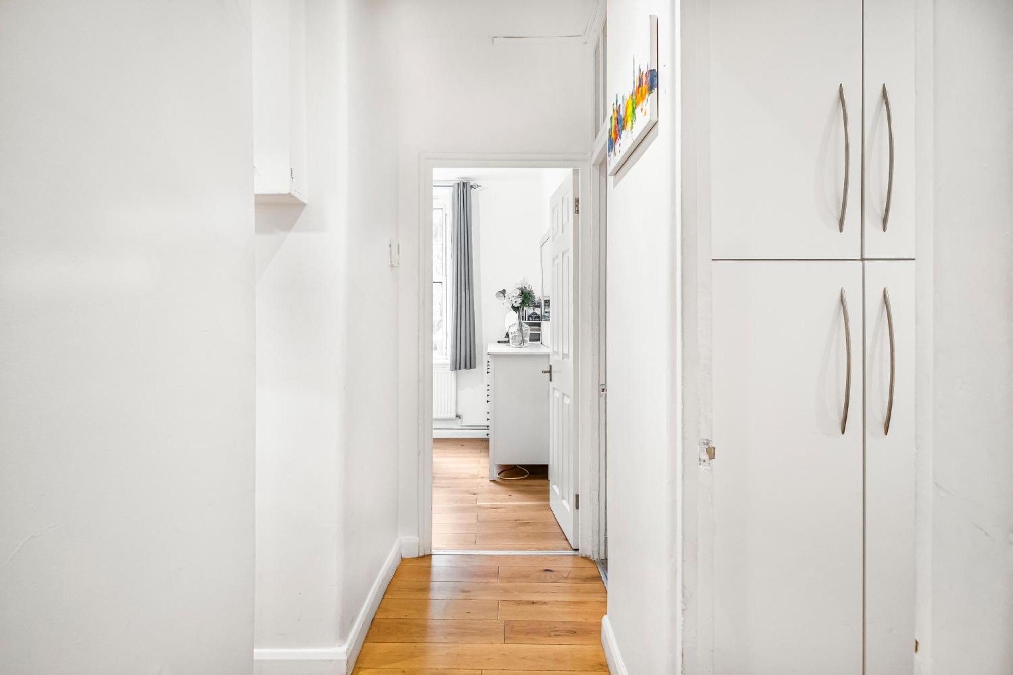 Pass The Keys In Sunny Waterloo Apartment *