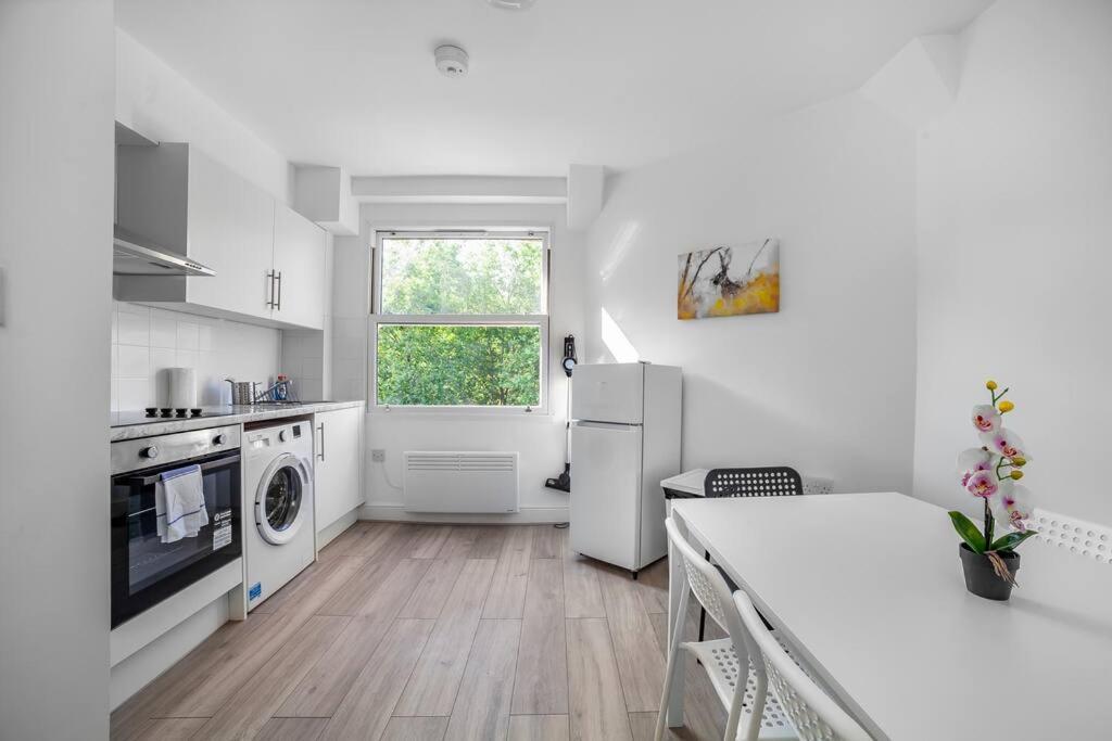 Stylish 2-bed By Tower Of Lejlighed London