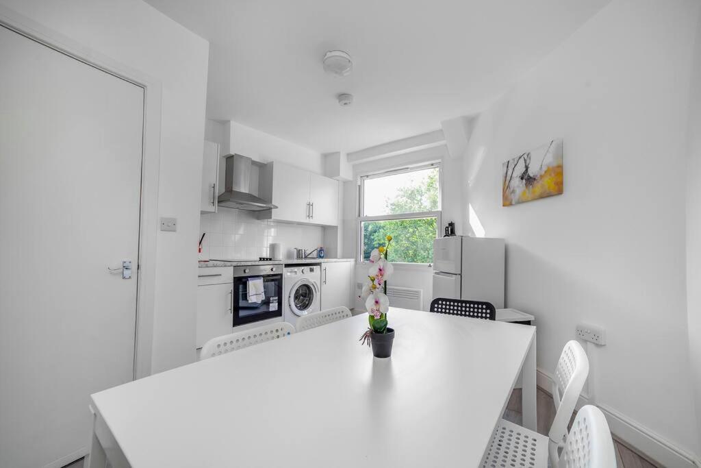 Stylish 2-bed By Tower Of Lejlighed London