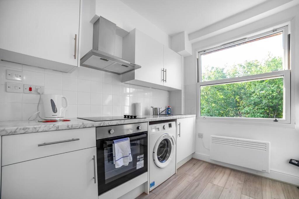 Stylish 2-bed By Tower Of Lejlighed