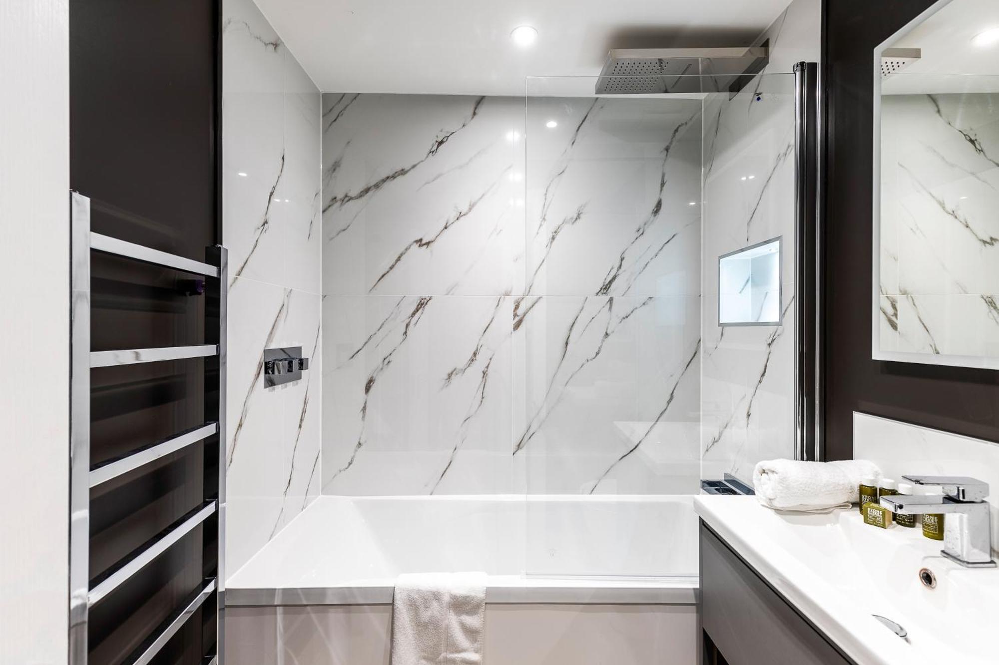Luxurious 3 Bed Flat With Patio And Garden Appartement *