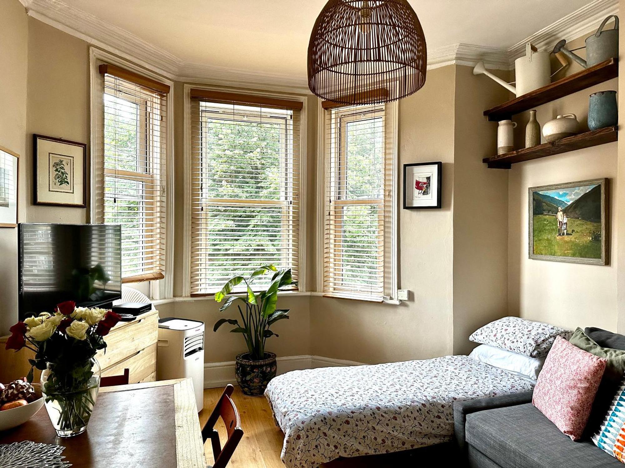Artistic Pied-a-terre, Steps From The Tube, Moments From London's Heart Apartment