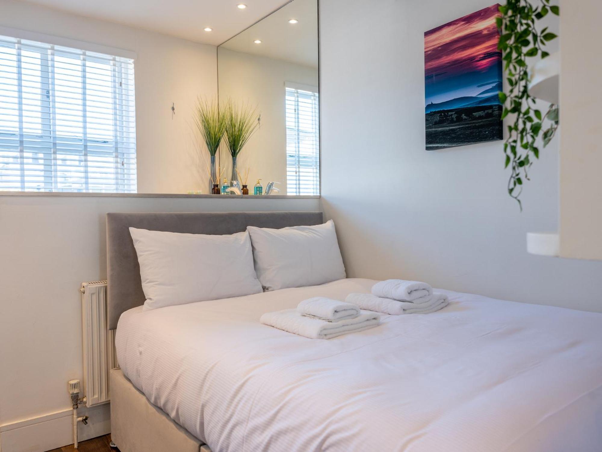 Pass The Keys Hidden Gem Overlooking Movie Set Appartement Londen