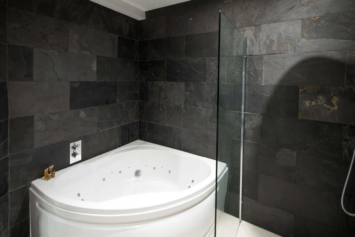 Huge Penthouse Retreat Next To Old Street Station * London