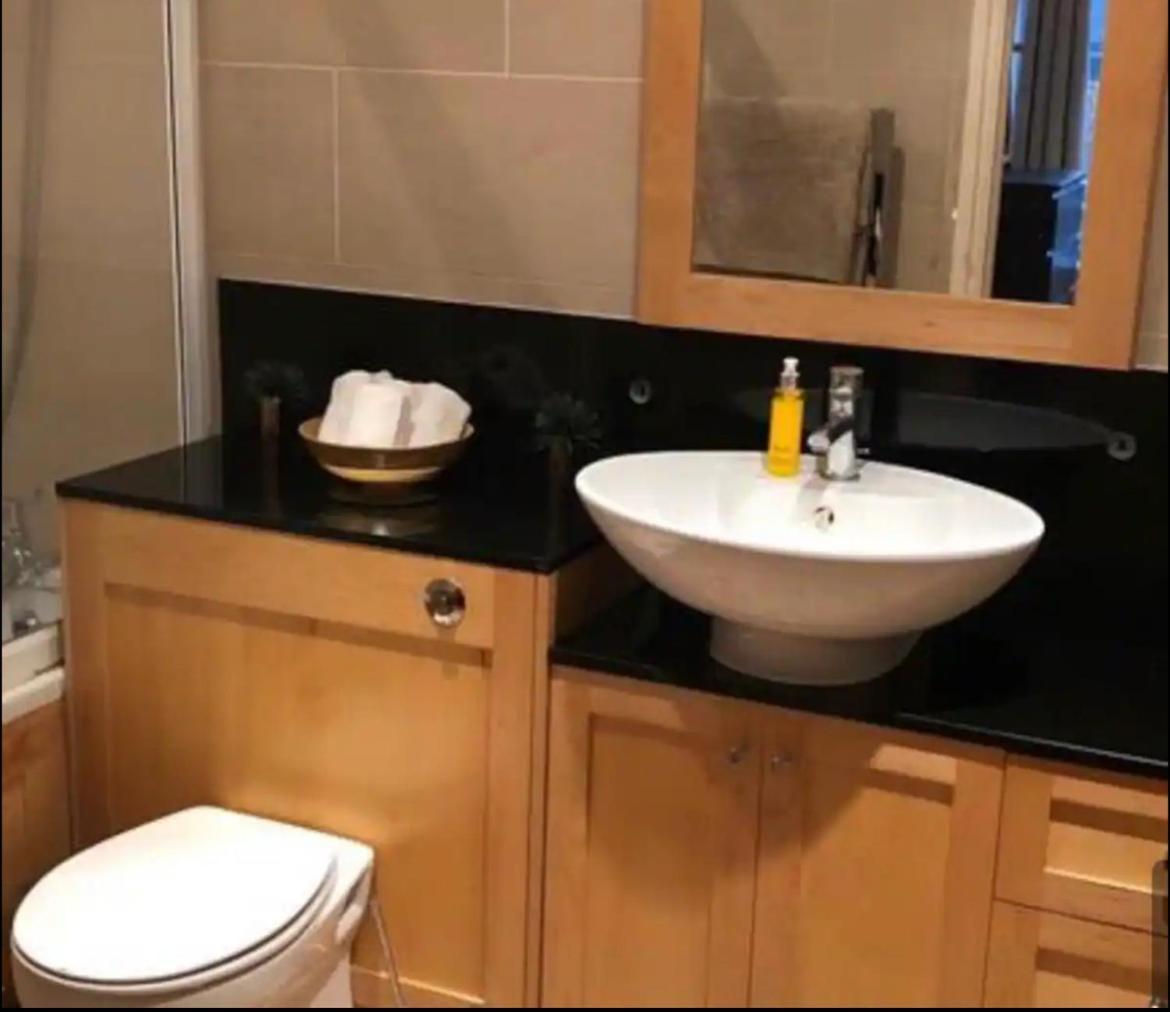 Double Bedroom In A Sharing Lägenhet