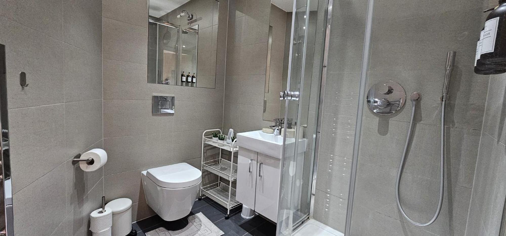 A Vibrant 2 Bed & 2 Bath In Old Street Zone 1 London