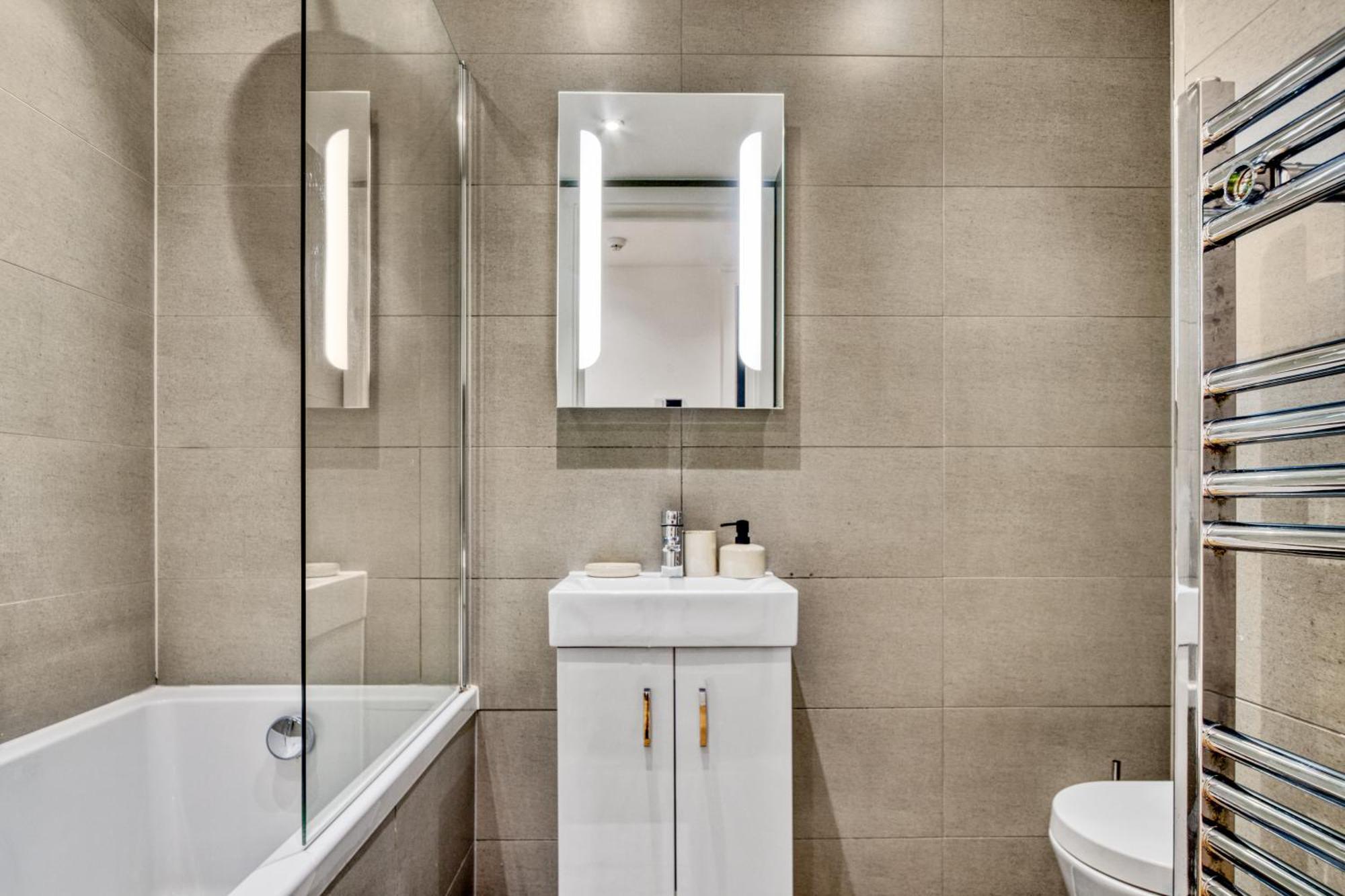 A Vibrant 2 Bed & 2 Bath In Old Street Zone 1 London