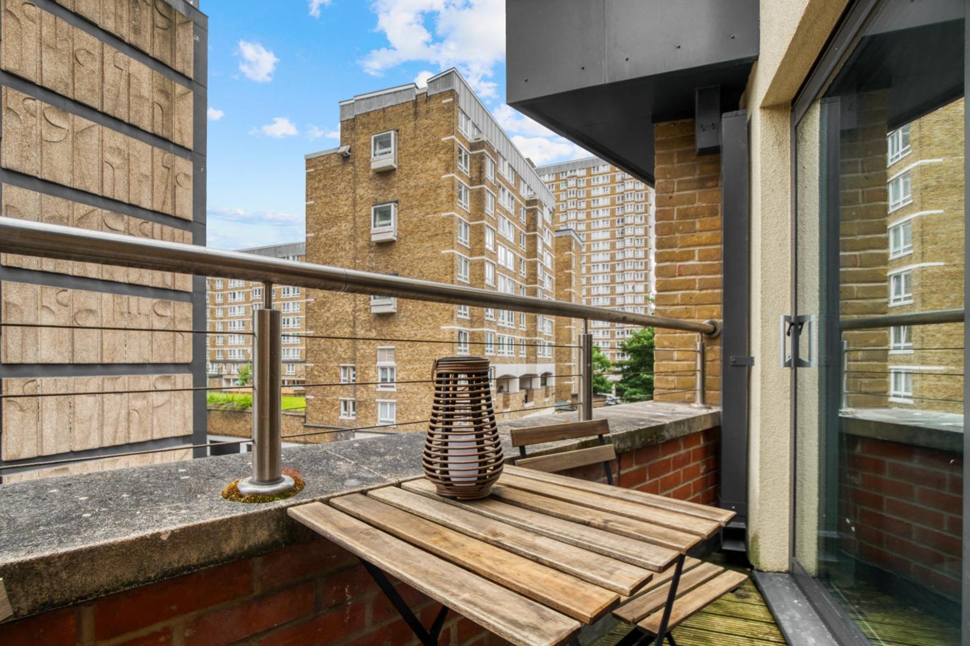 A Vibrant 2 Bed & 2 Bath In Old Street Zone 1 Leilighet