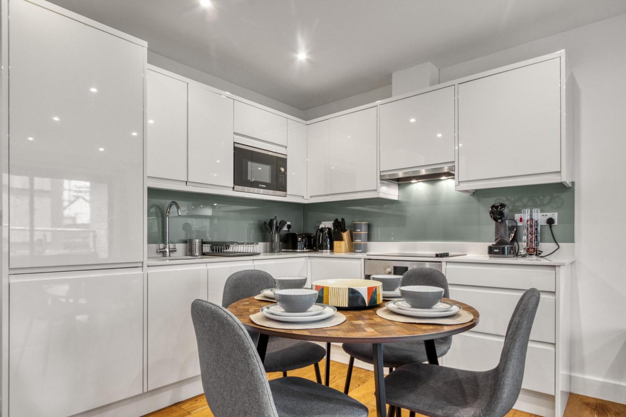 A Vibrant 2 Bed & 2 Bath In Old Street Zone 1 * London