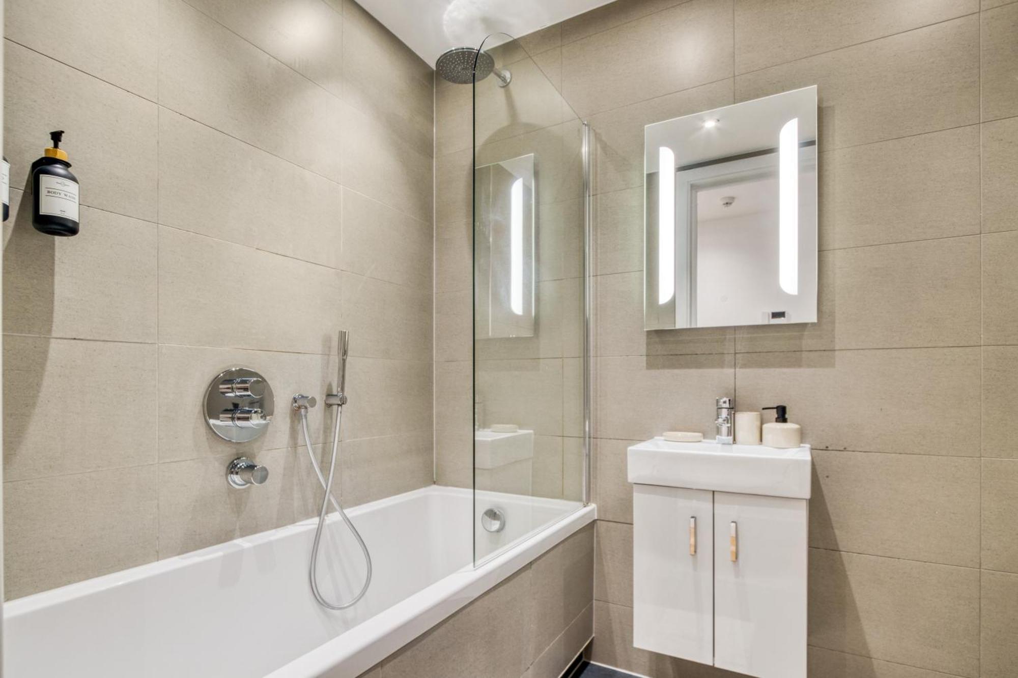 A Vibrant 2 Bed & 2 Bath In Old Street Zone 1 Leilighet