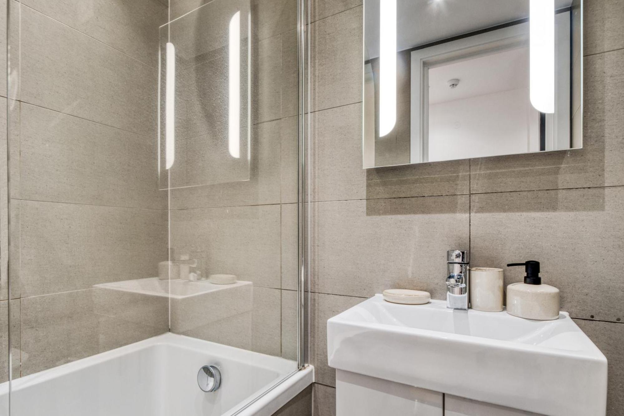 Leilighet A Vibrant 2 Bed & 2 Bath In Old Street Zone 1 London