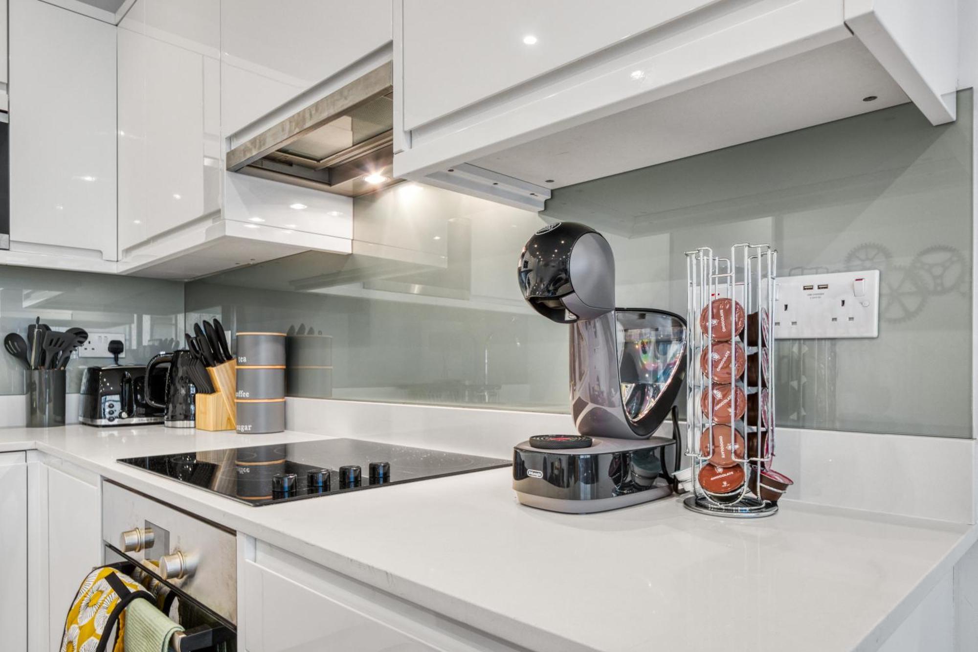 A Vibrant 2 Bed & 2 Bath In Old Street Zone 1 *