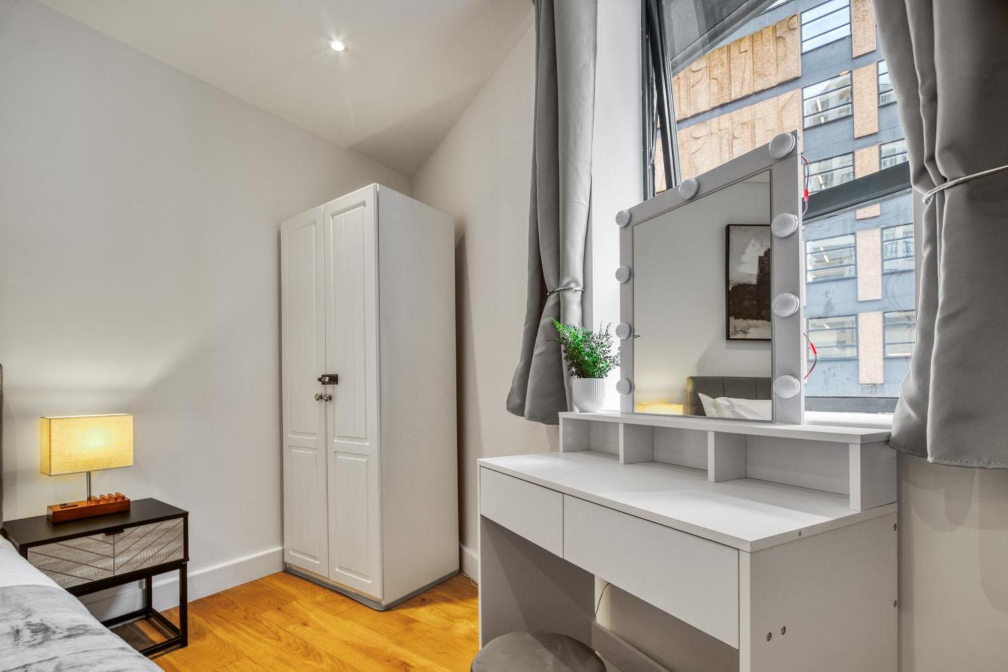A Vibrant 2 Bed & 2 Bath In Old Street Zone 1 London