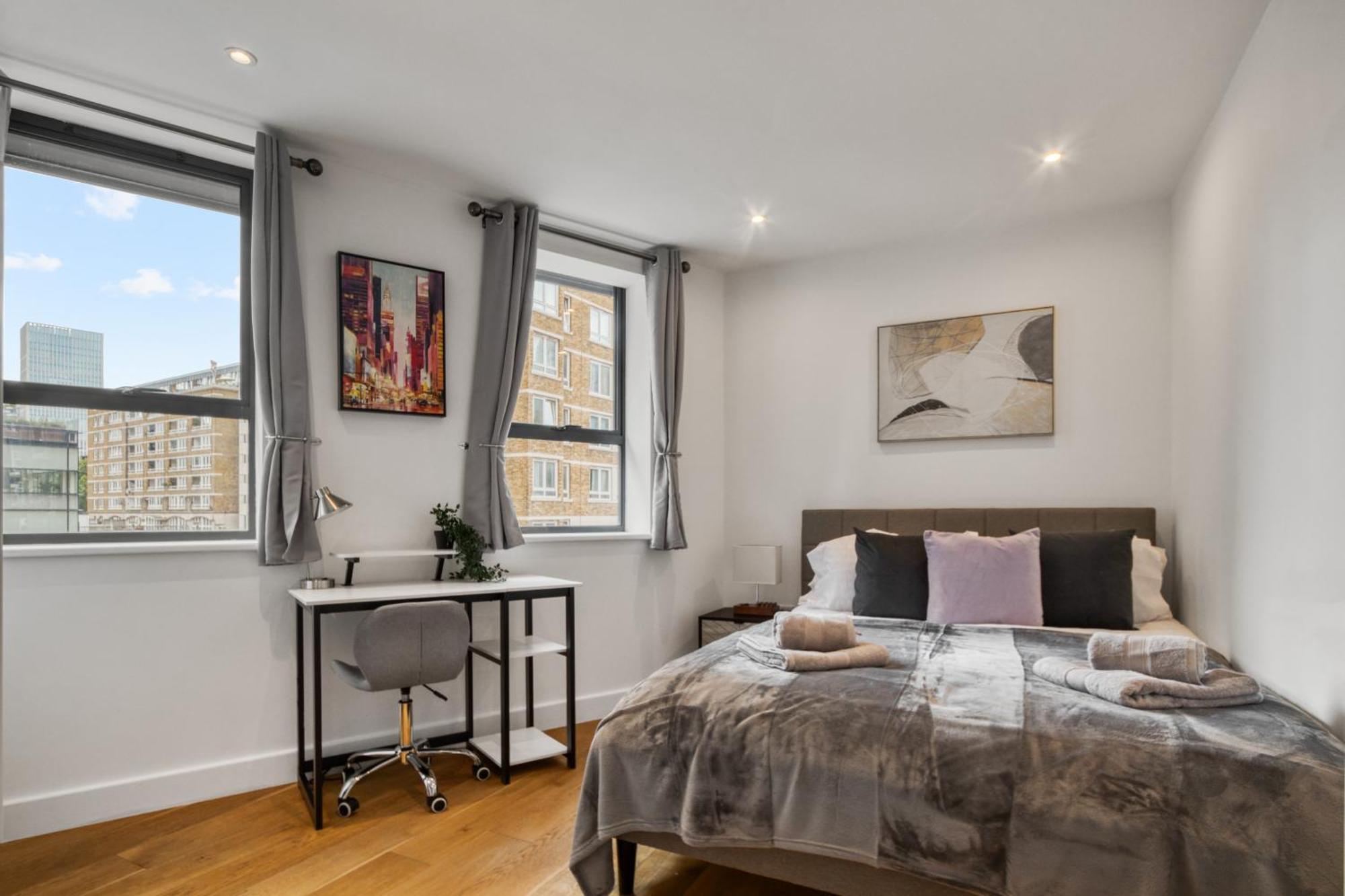 A Vibrant 2 Bed & 2 Bath In Old Street Zone 1 *