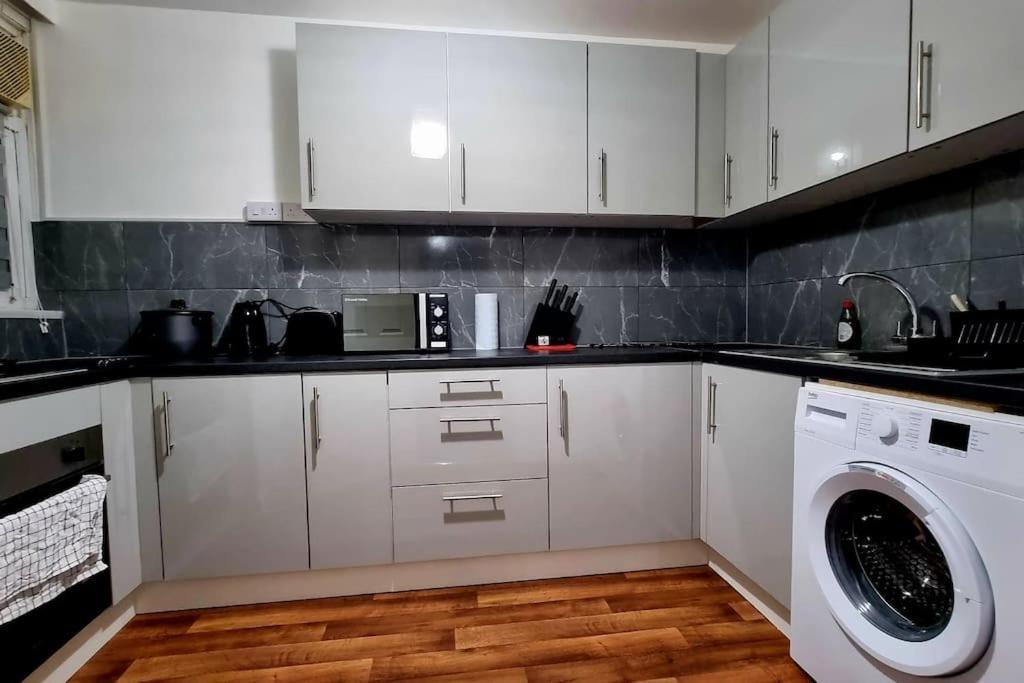 1 Bed Flat With Free Parking In E13 Appartement