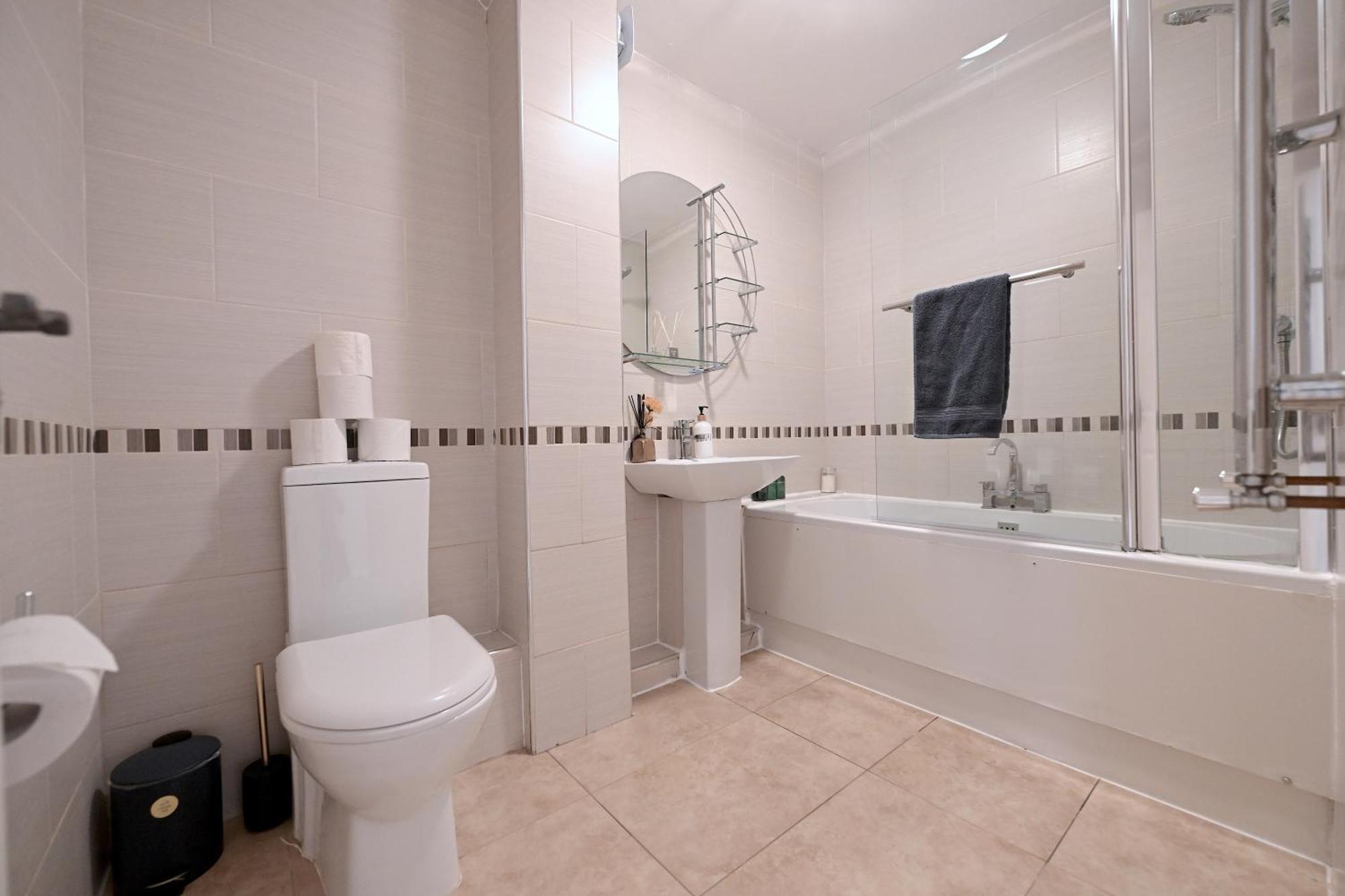 3 Bedroom House In Euston, Patio & Bbq * Londen