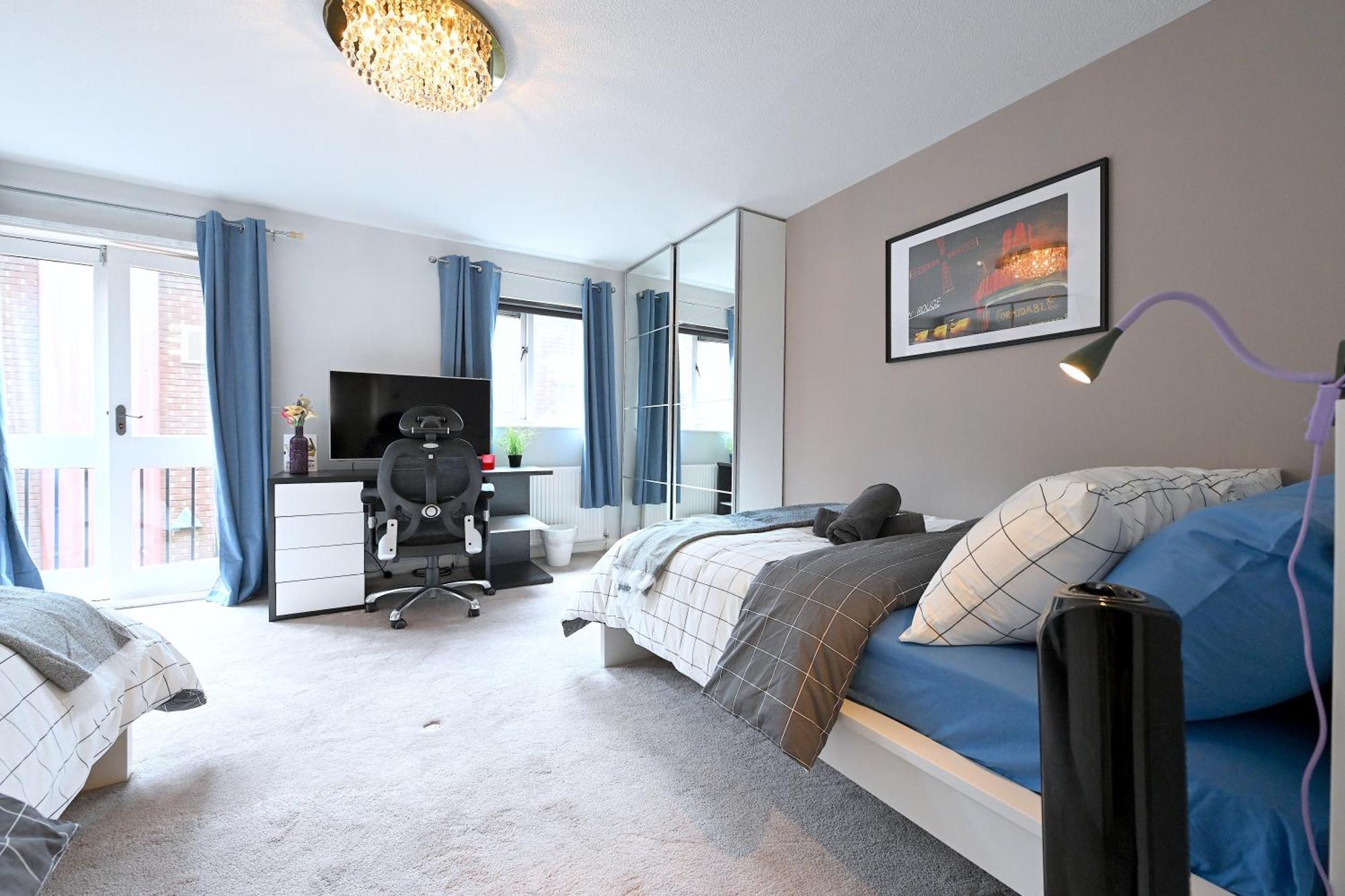 3 Bedroom House In Euston, Patio & Bbq * Londen