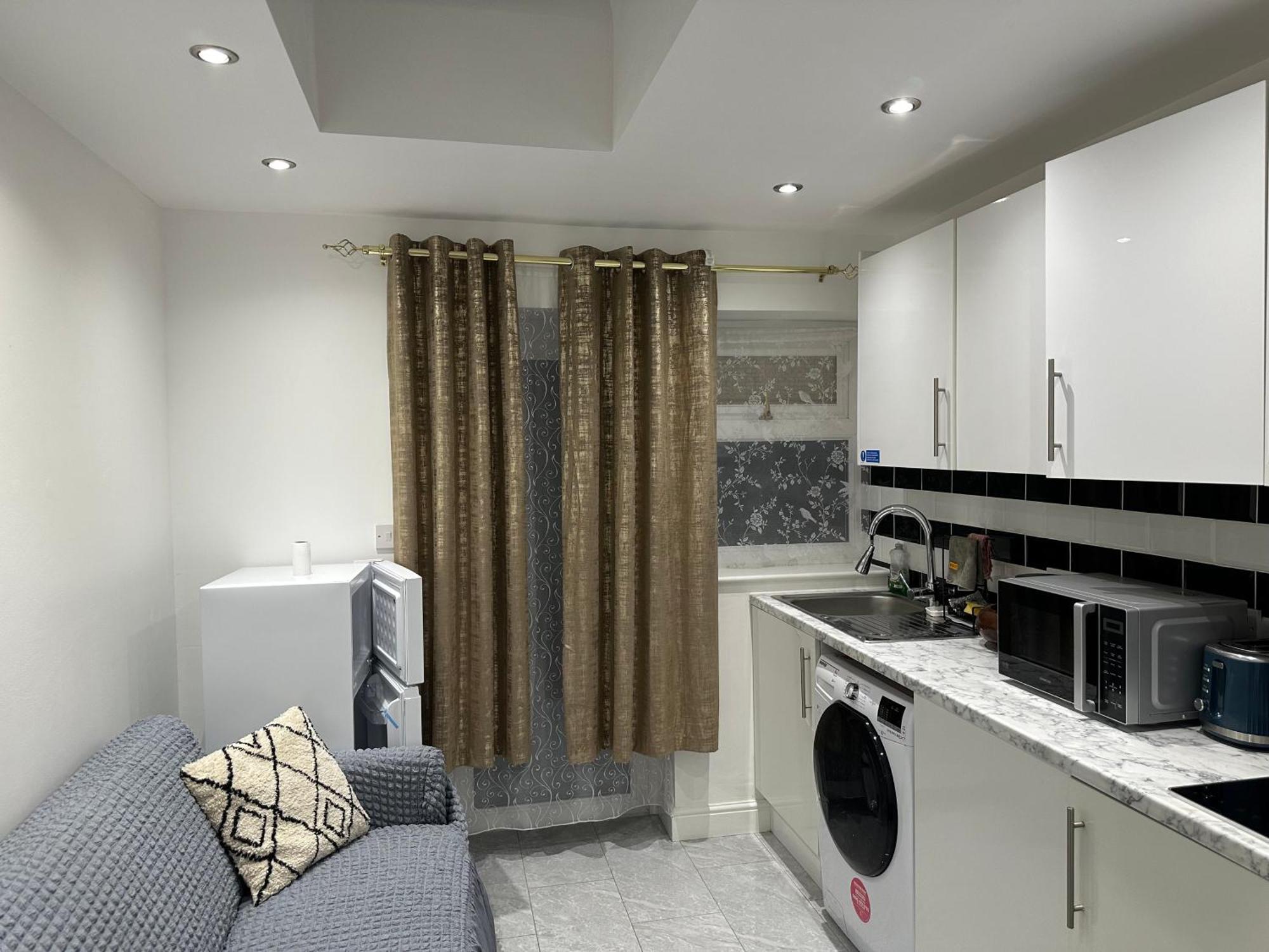 4th Flat With Private Own Bathroom A Luxury Family Setup And Furnished With Double Bed A Double Futon-sofa Bed A Single Futon Bed A Baby Cot And Garden And Free Parking * London