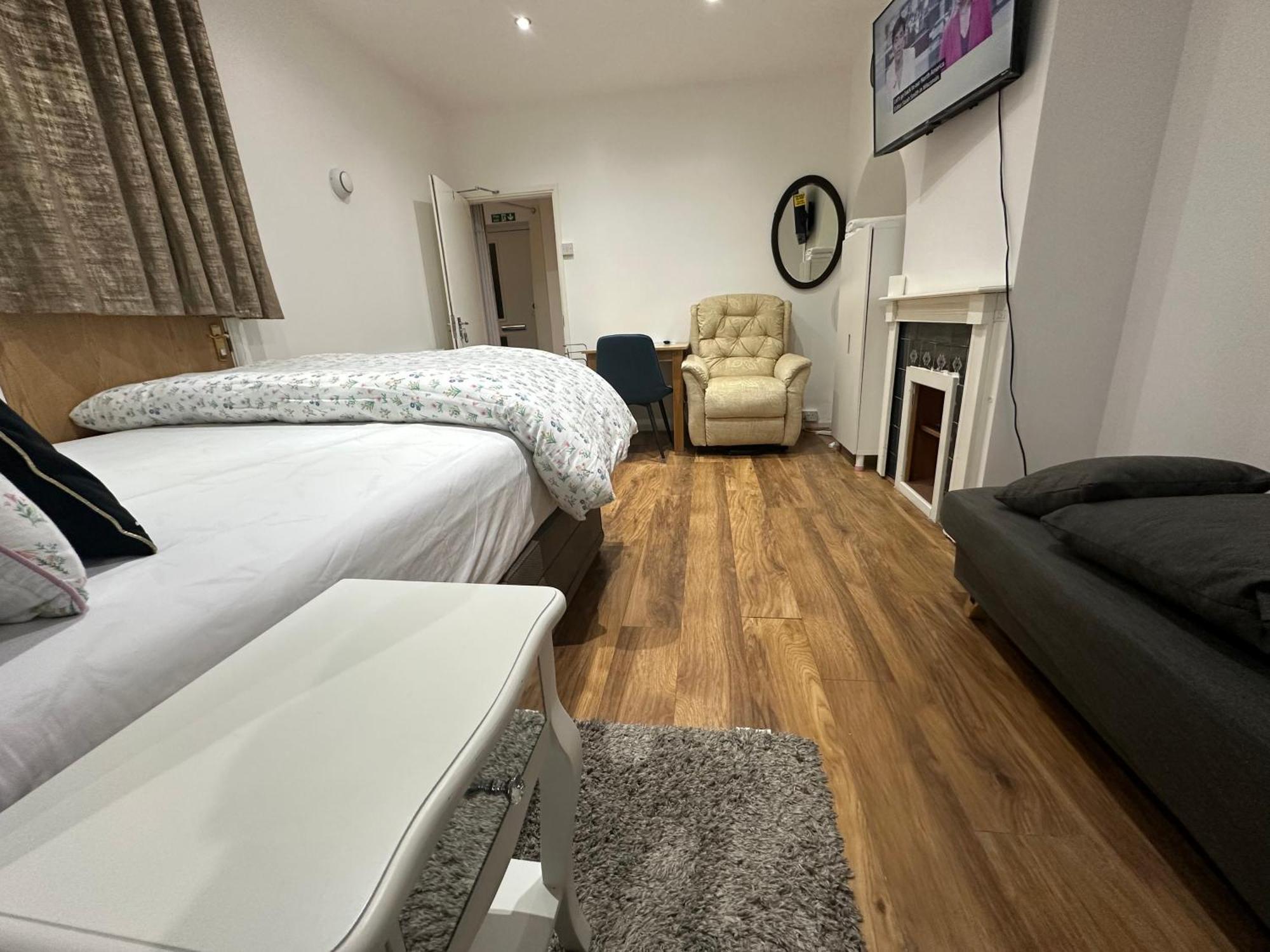 4th Flat With Private Own Bathroom A Luxury Family Setup And Furnished With Double Bed A Double Futon-sofa Bed A Single Futon Bed A Baby Cot And Garden And Free Parking Apartment *