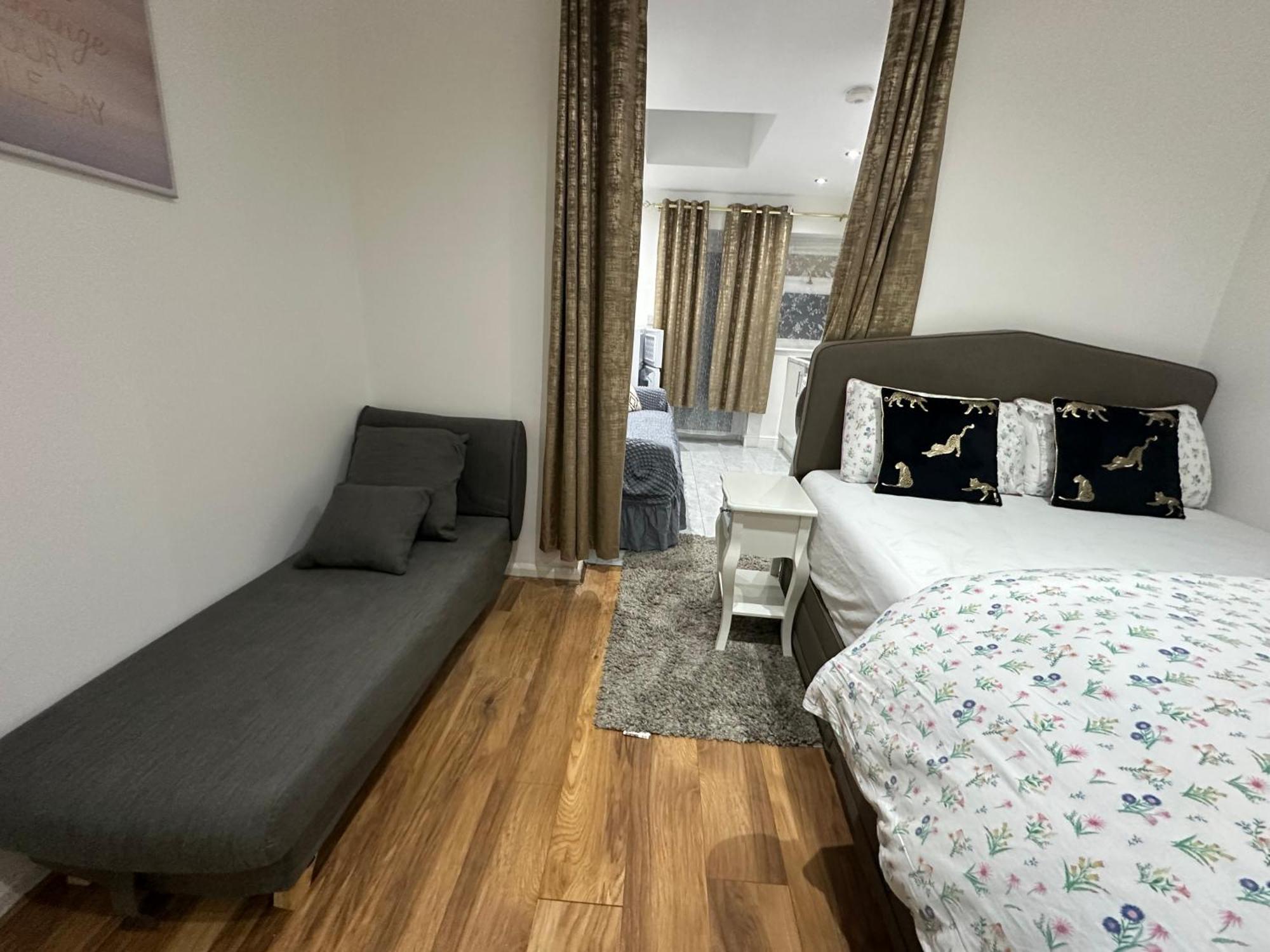 4th Flat With Private Own Bathroom A Luxury Family Setup And Furnished With Double Bed A Double Futon-sofa Bed A Single Futon Bed A Baby Cot And Garden And Free Parking *