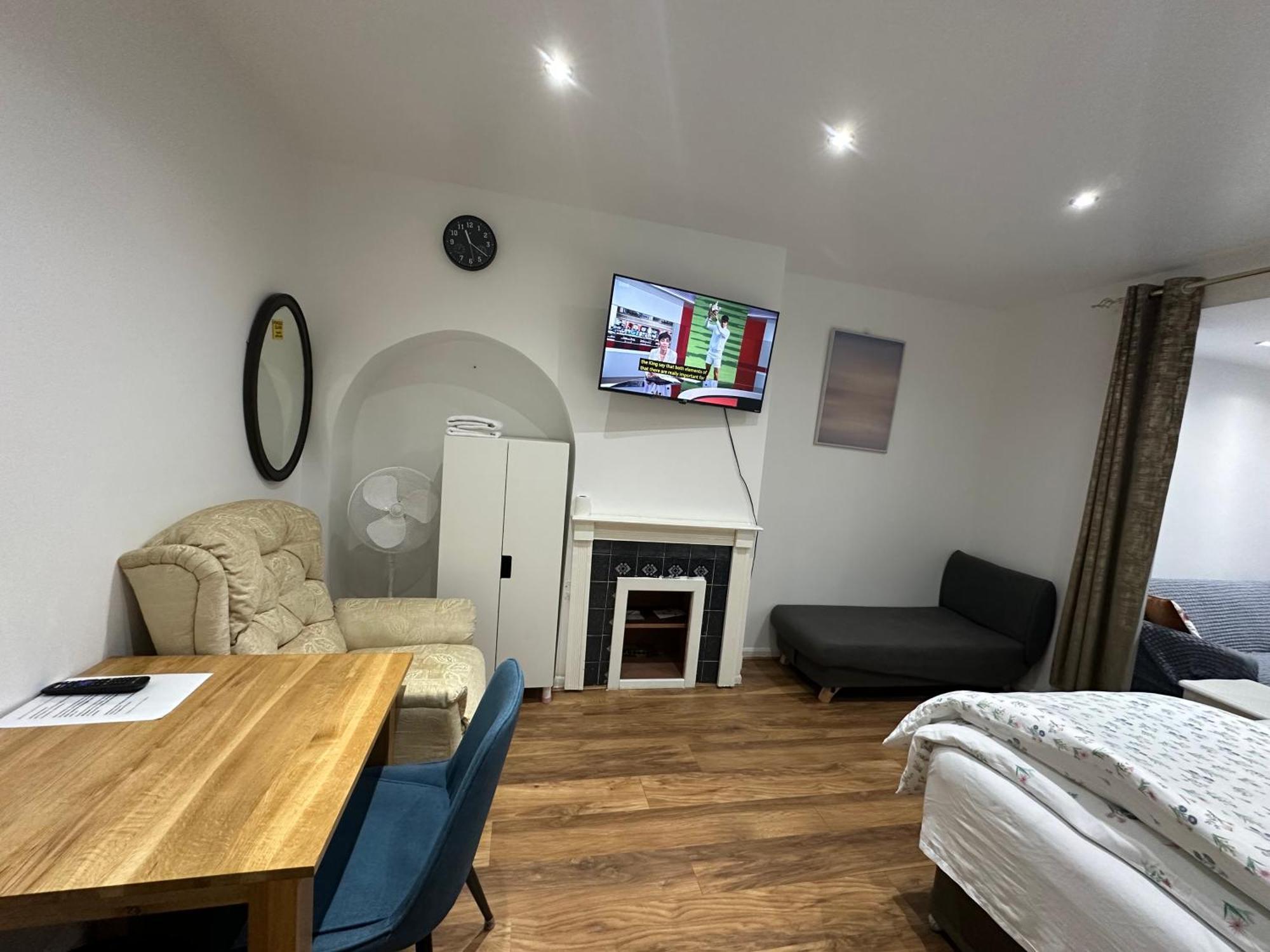 4th Flat With Private Own Bathroom A Luxury Family Setup And Furnished With Double Bed A Double Futon-sofa Bed A Single Futon Bed A Baby Cot And Garden And Free Parking Apartment