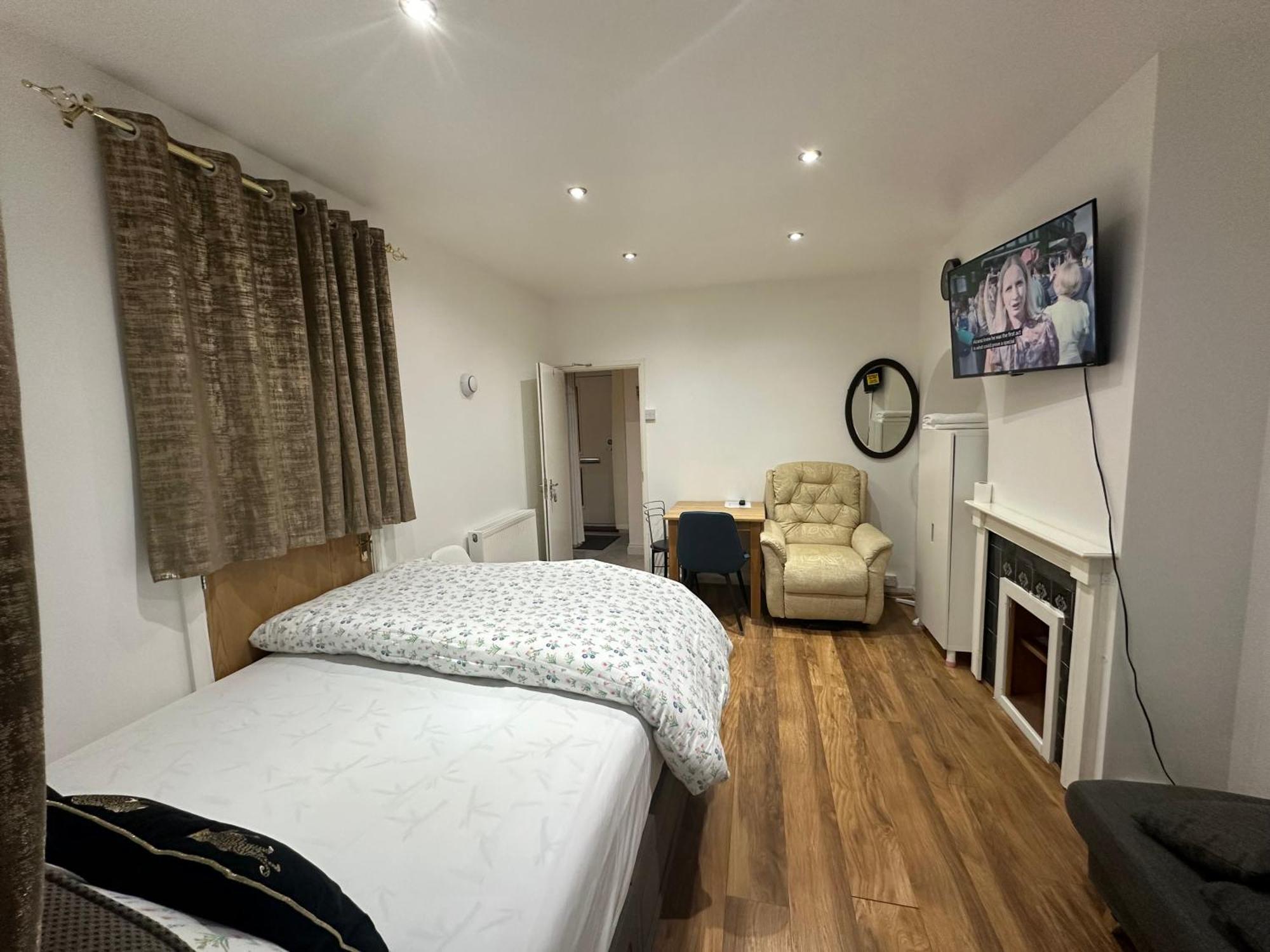 4th Flat With Private Own Bathroom A Luxury Family Setup And Furnished With Double Bed A Double Futon-sofa Bed A Single Futon Bed A Baby Cot And Garden And Free Parking *
