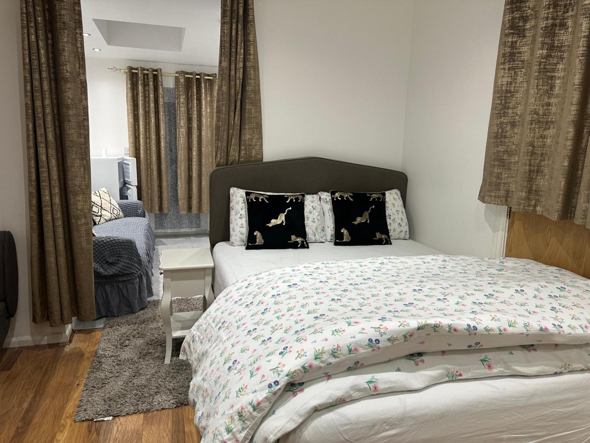 4th Flat With Private Own Bathroom A Luxury Family Setup And Furnished With Double Bed A Double Futon-sofa Bed A Single Futon Bed A Baby Cot And Garden And Free Parking Apartment