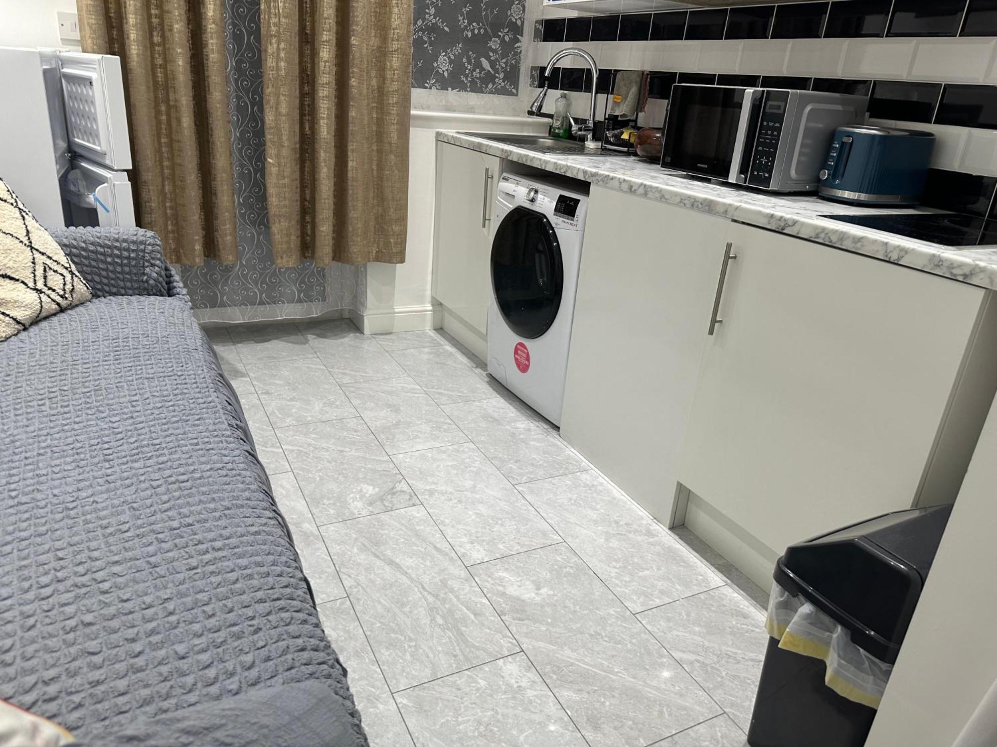 Apartment 4th Flat With Private Own Bathroom A Luxury Family Setup And Furnished With Double Bed A Double Futon-sofa Bed A Single Futon Bed A Baby Cot And Garden And Free Parking London