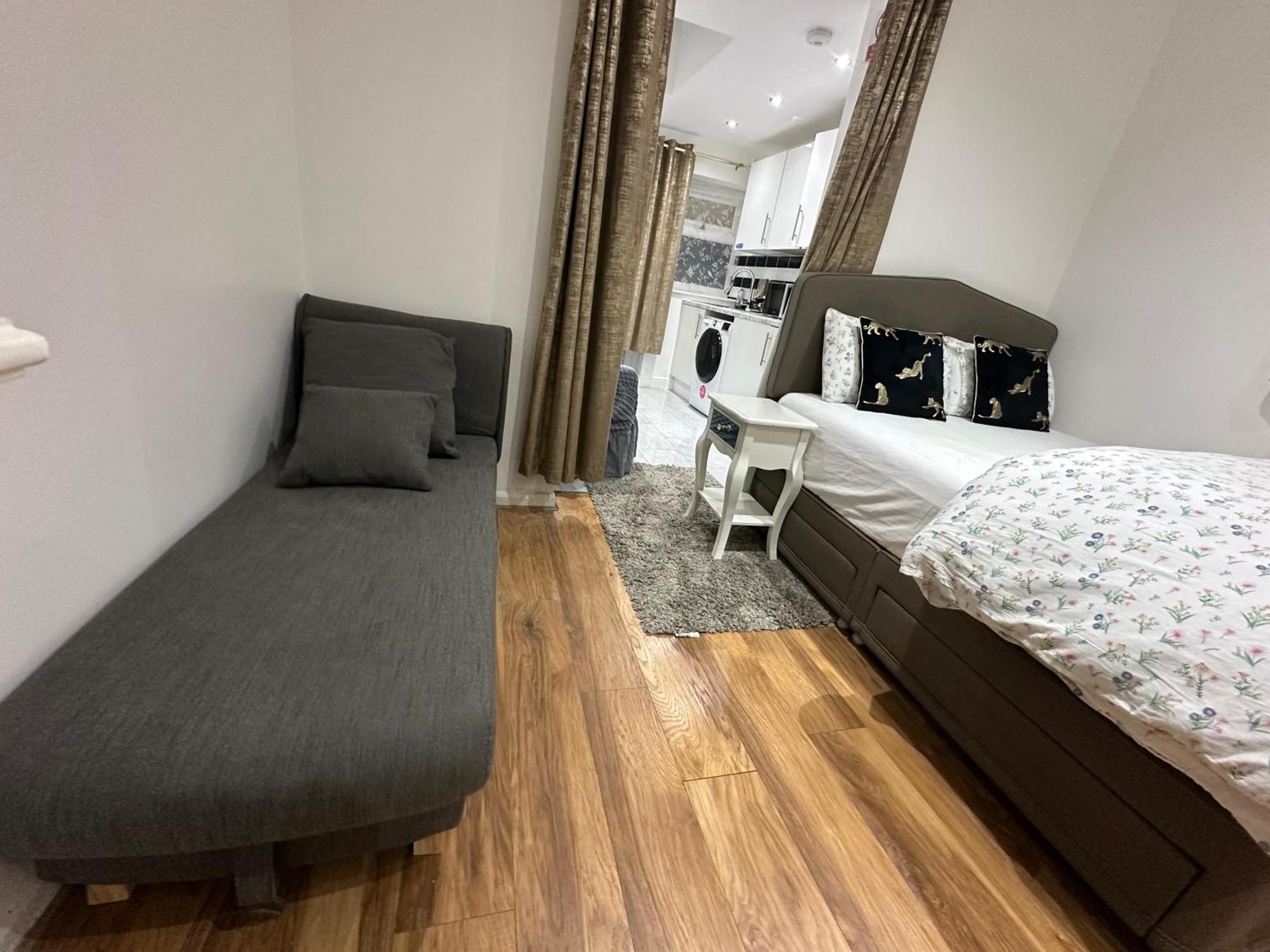 4th Flat With Private Own Bathroom A Luxury Family Setup And Furnished With Double Bed A Double Futon-sofa Bed A Single Futon Bed A Baby Cot And Garden And Free Parking