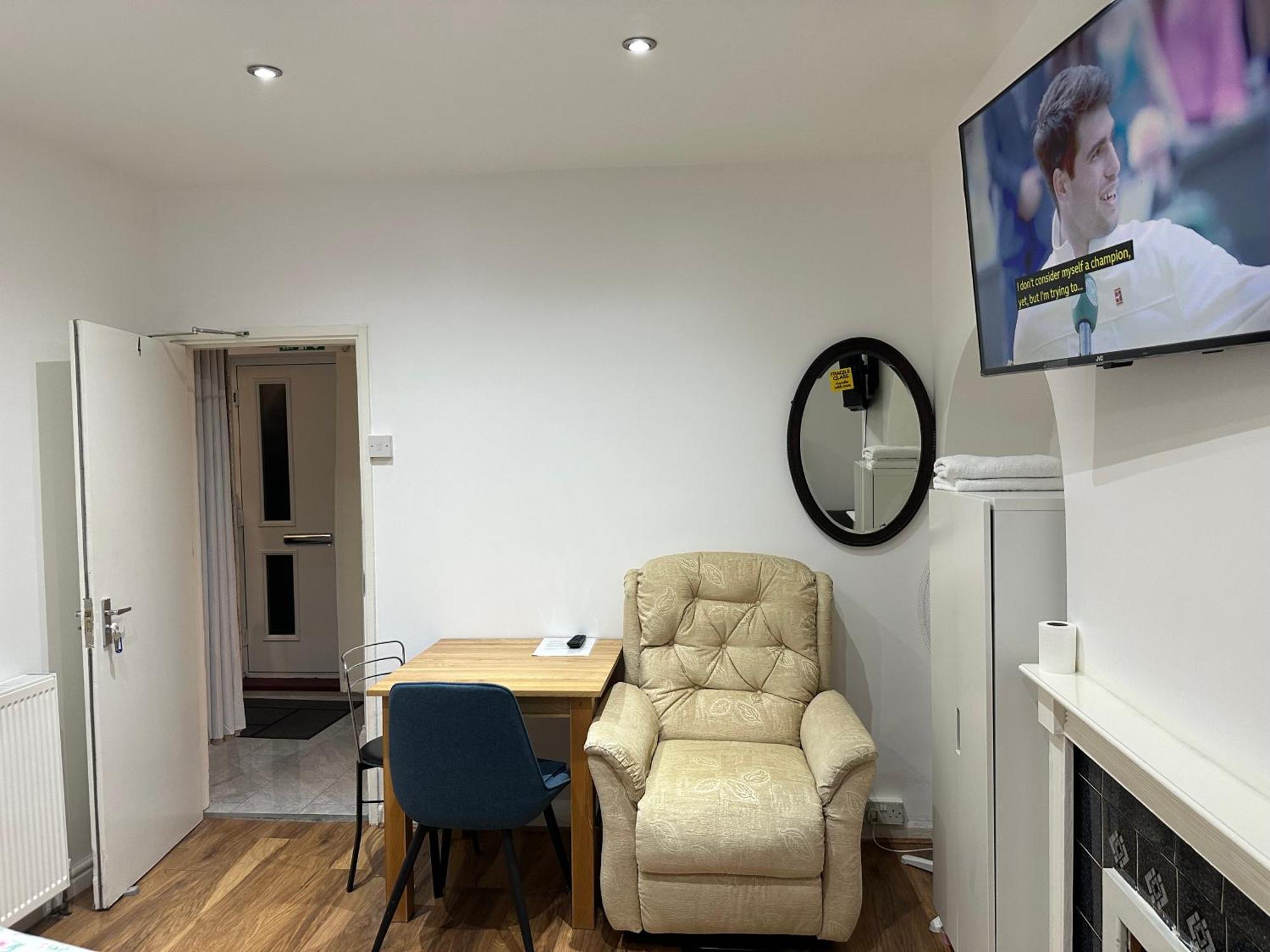 4th Flat With Private Own Bathroom A Luxury Family Setup And Furnished With Double Bed A Double Futon-sofa Bed A Single Futon Bed A Baby Cot And Garden And Free Parking Apartment London