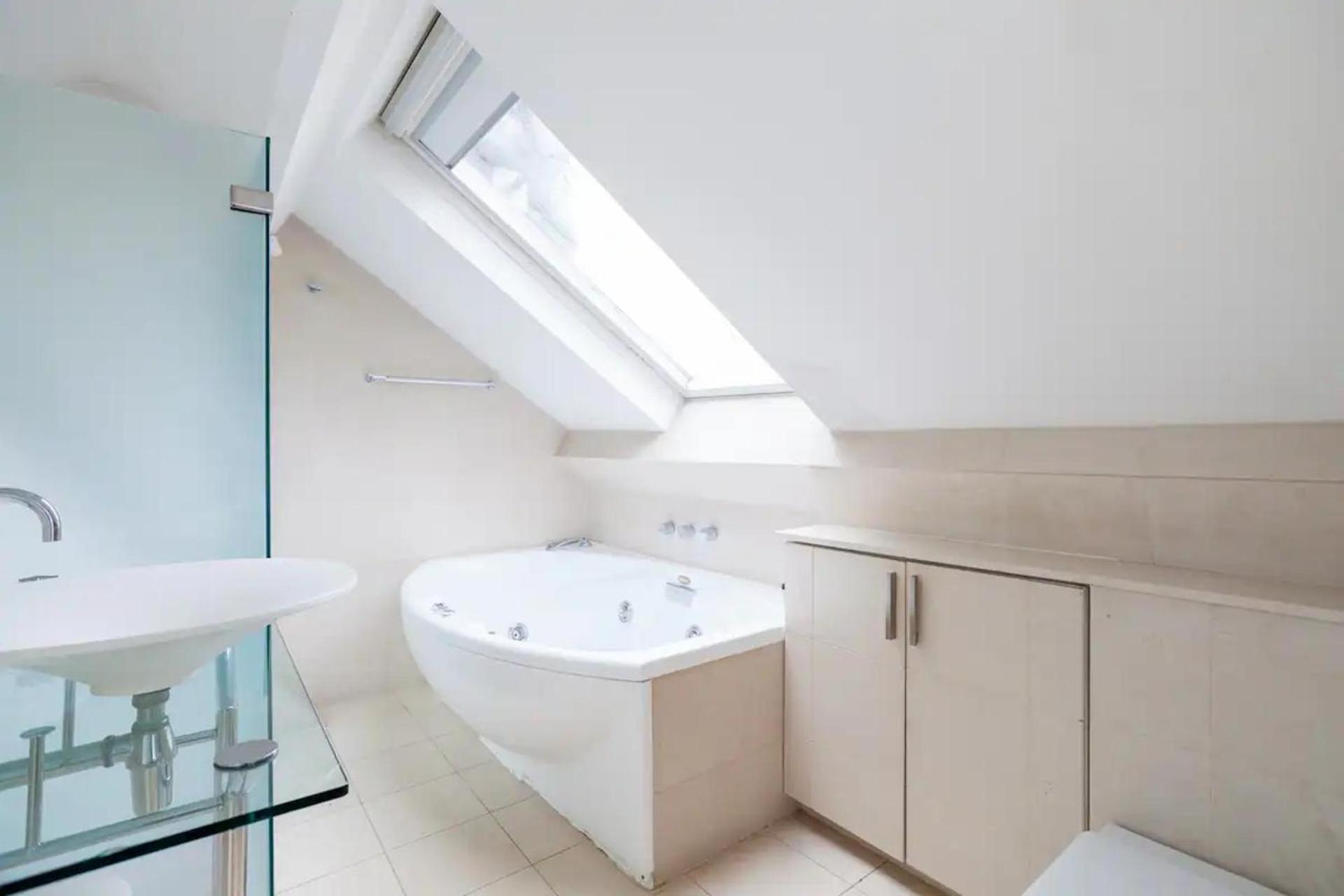 Knightsbridge 4th Floor Walk Up- Penthouse Appartement *