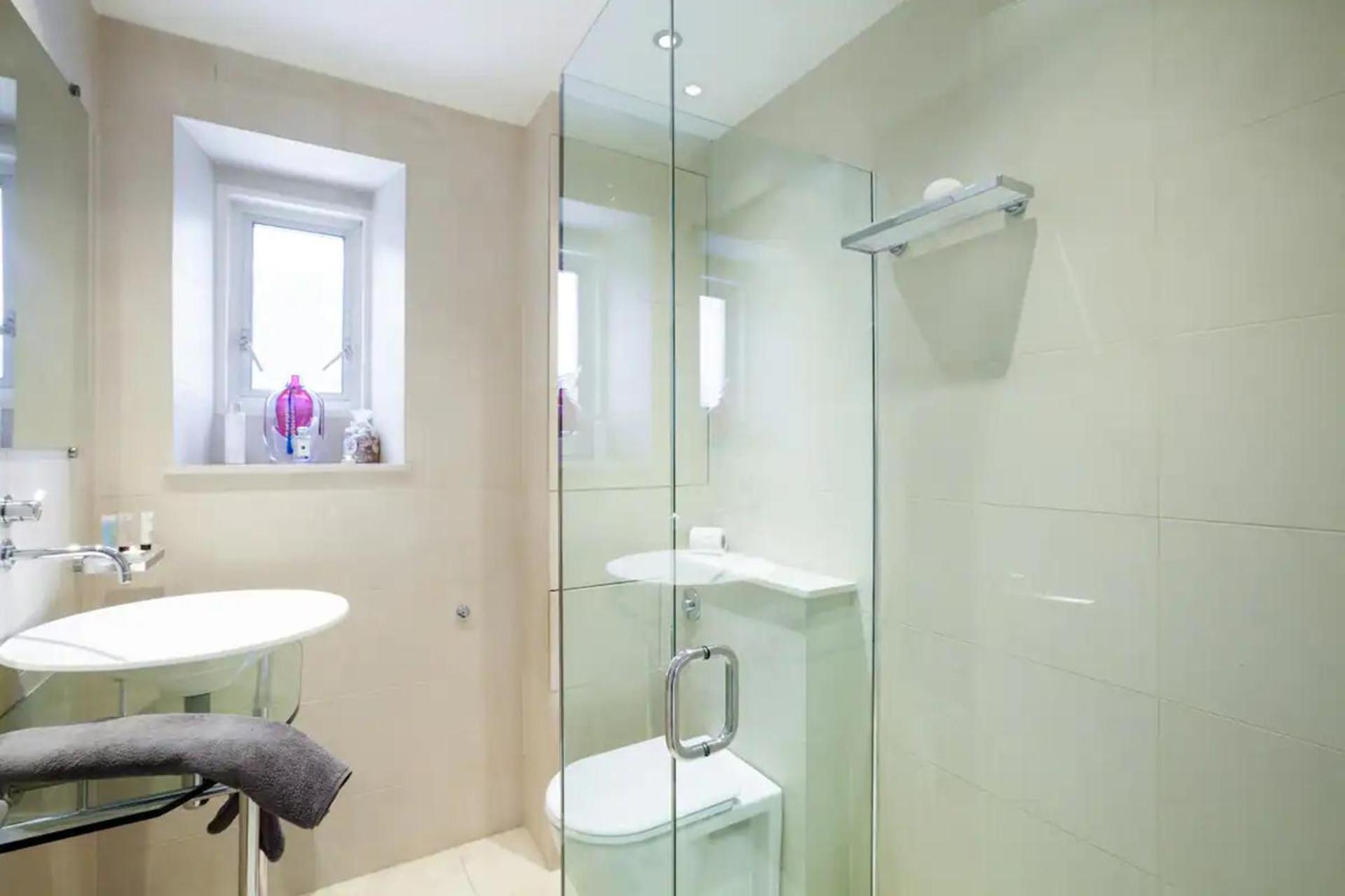 Knightsbridge 4th Floor Walk Up- Penthouse Appartement *