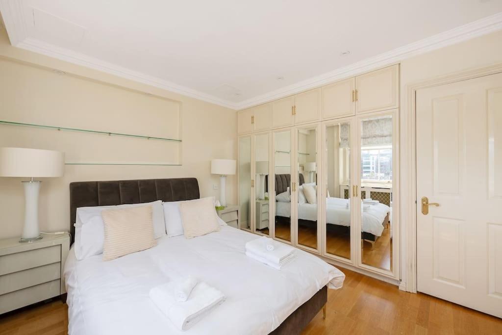 Beautiful 2-bed With Private Elevator - Next To Winter Wonderland Hyde Park & Harrods Lägenhet