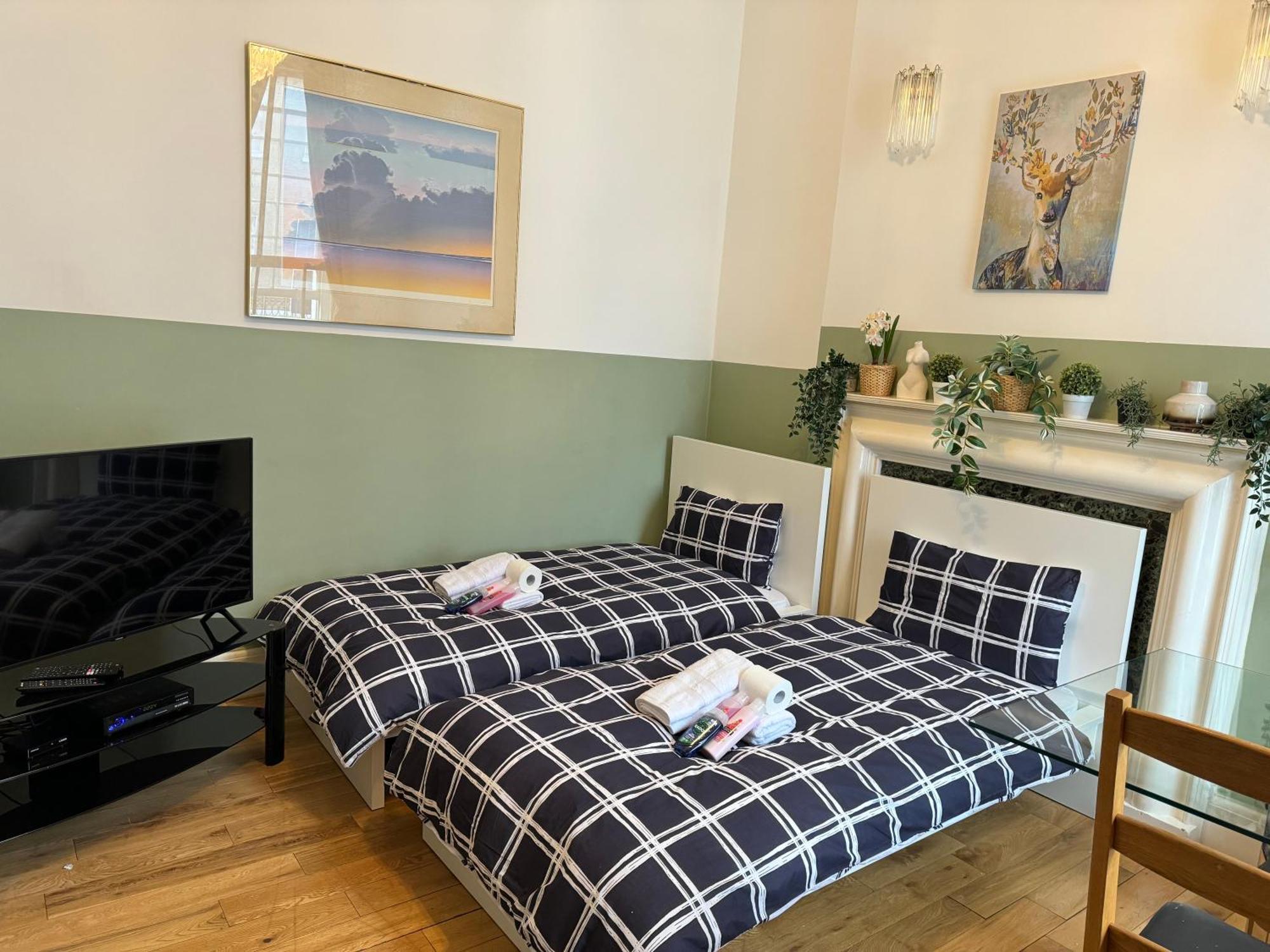 And Affordable Flat For 6 People In Zone 1 - Baker Street - With Breakfast Included Lägenhet London