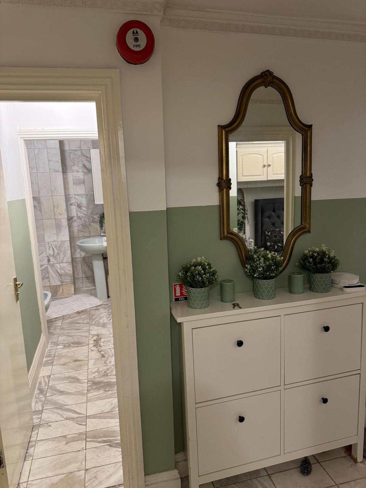 And Affordable Flat For 6 People In Zone 1 - Baker Street - With Breakfast Included Lägenhet London