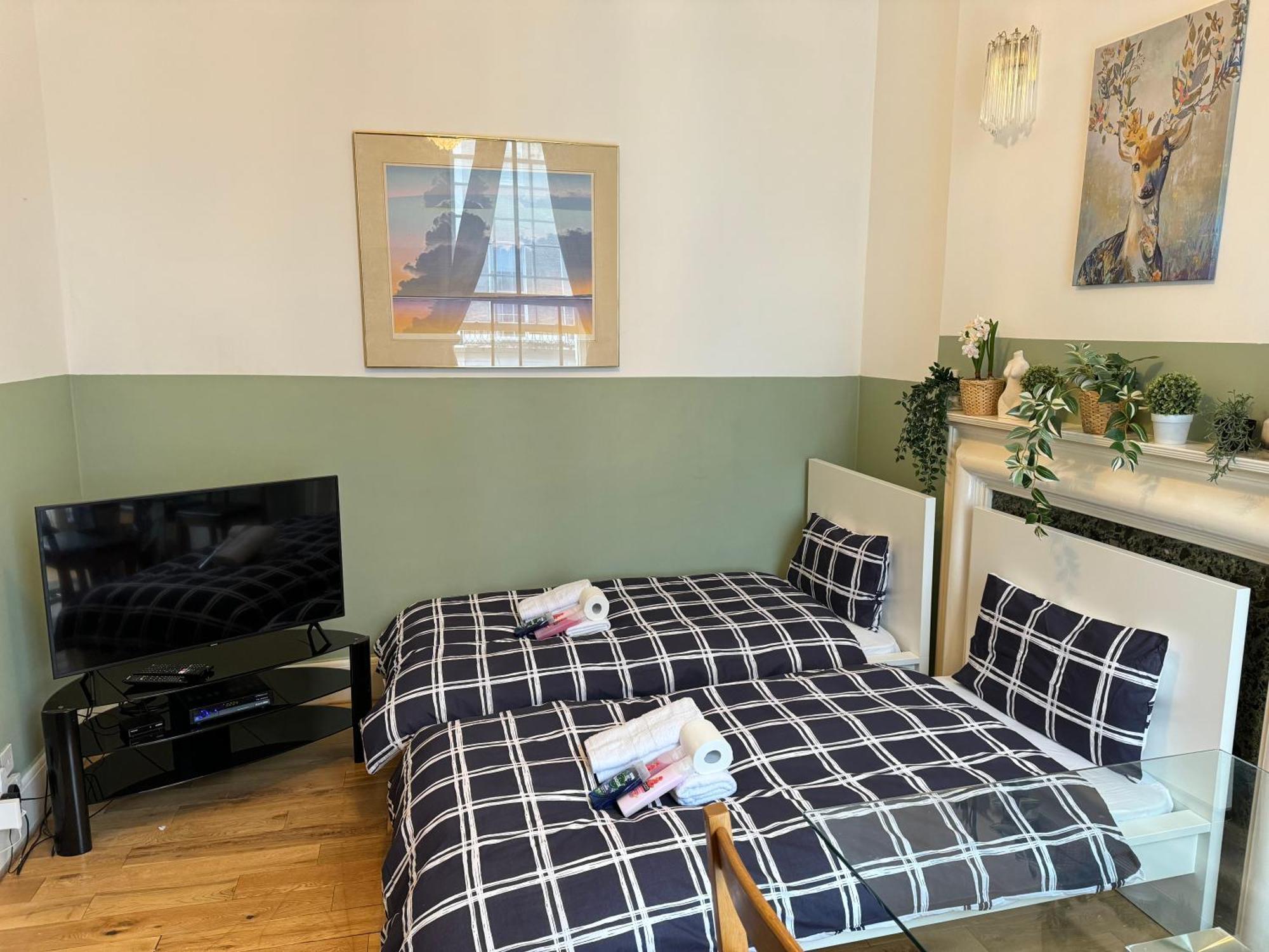 And Affordable Flat For 6 People In Zone 1 - Baker Street - With Breakfast Included Lägenhet London