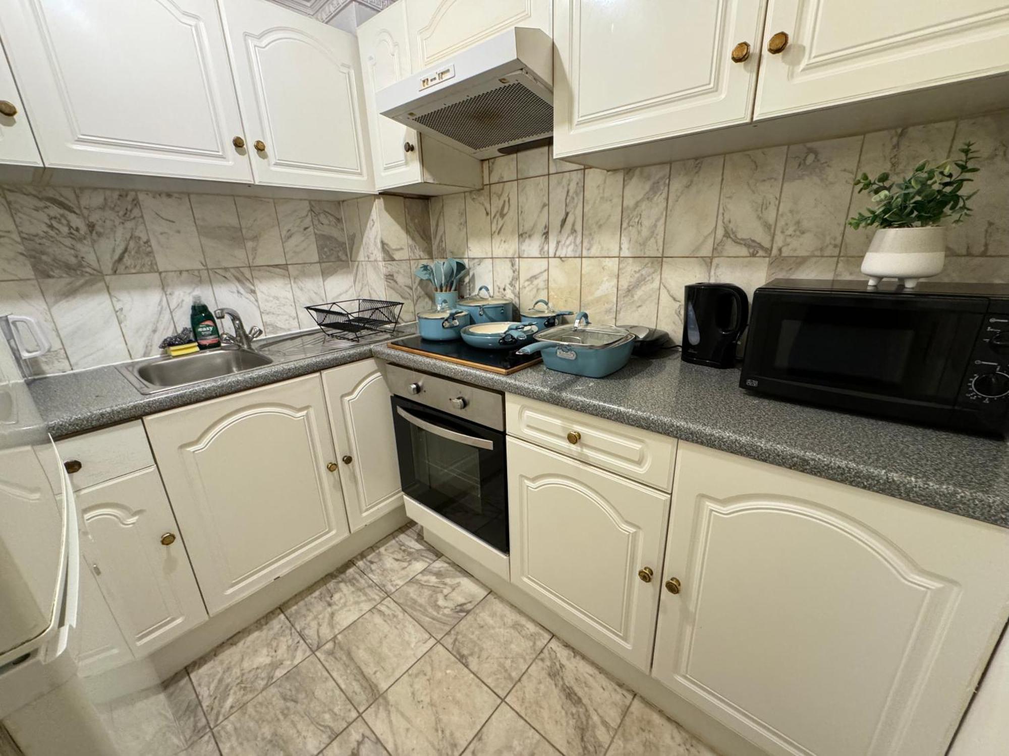 And Affordable Flat For 6 People In Zone 1 - Baker Street - With Breakfast Included Lägenhet London