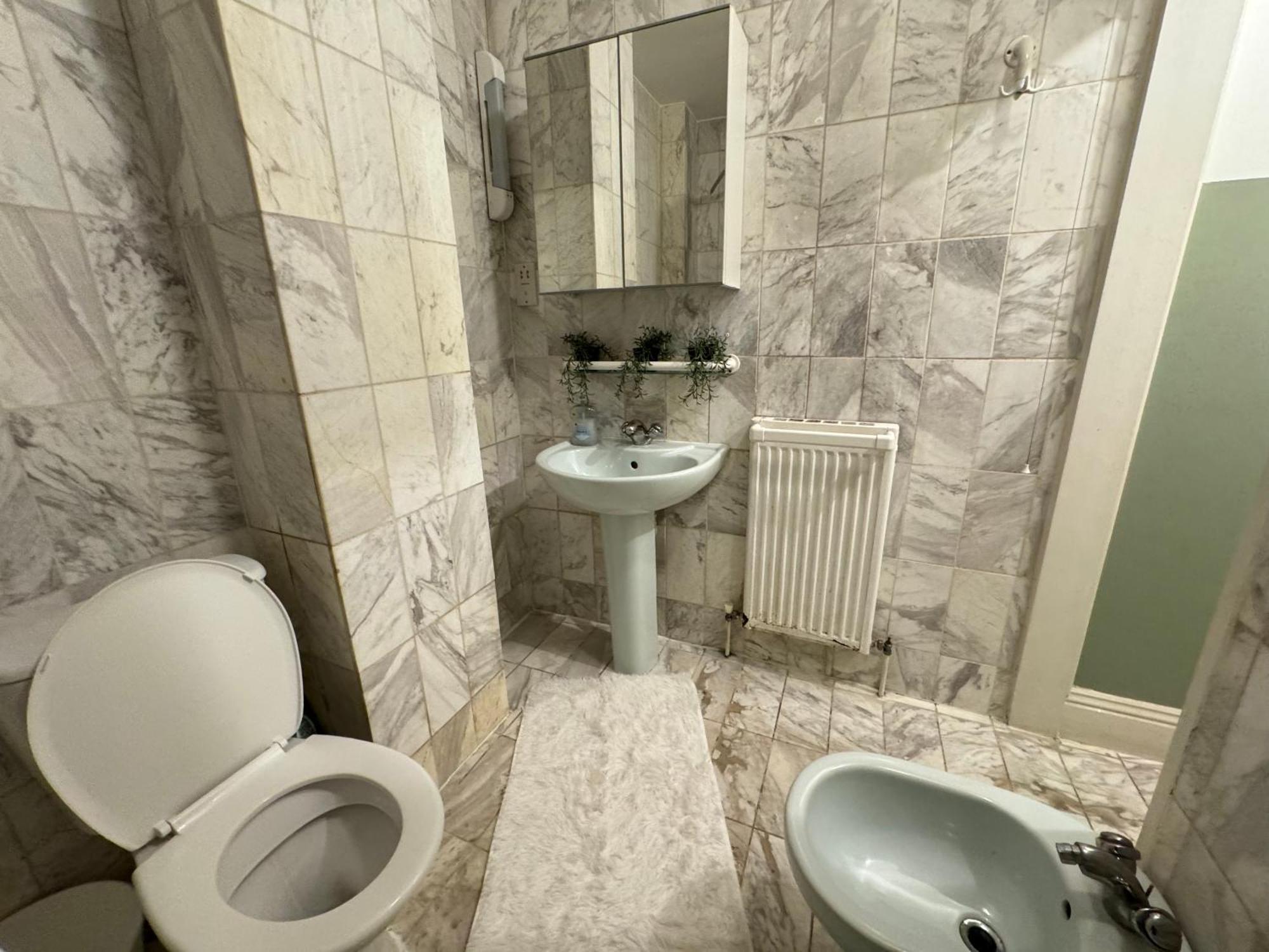 And Affordable Flat For 6 People In Zone 1 - Baker Street - With Breakfast Included London